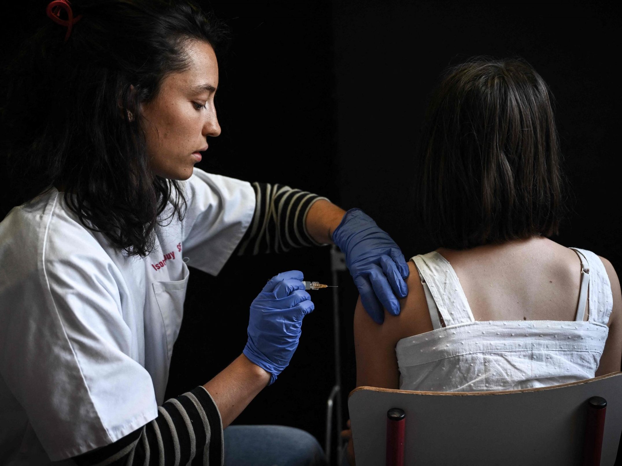 Eine Schülerin wird gegen HPV geimpft. Eine Schülerin wird gegen HPV geimpft.