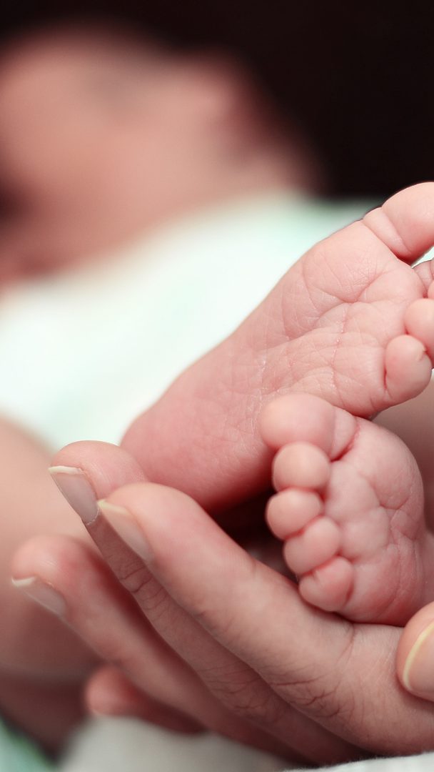 Eine Influenzaimpfung in der Schwangerschaft kann auch auf das Baby Auswirkungen haben.