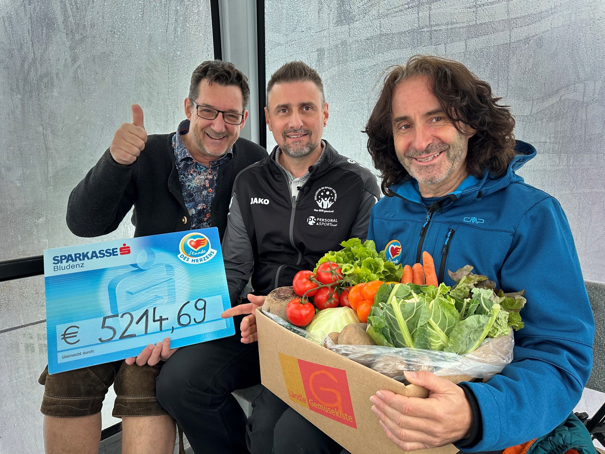 Bei der alljährlichen "us dr Gondl Weihnachtsüberraschung" unterstützen Andreas Seeburger (li) und Joe Fritsche (re) sowie zahlreiche Spender dieses Jahr, Slobodan Priselac (mi) und seine Familie zu Weihnachten.