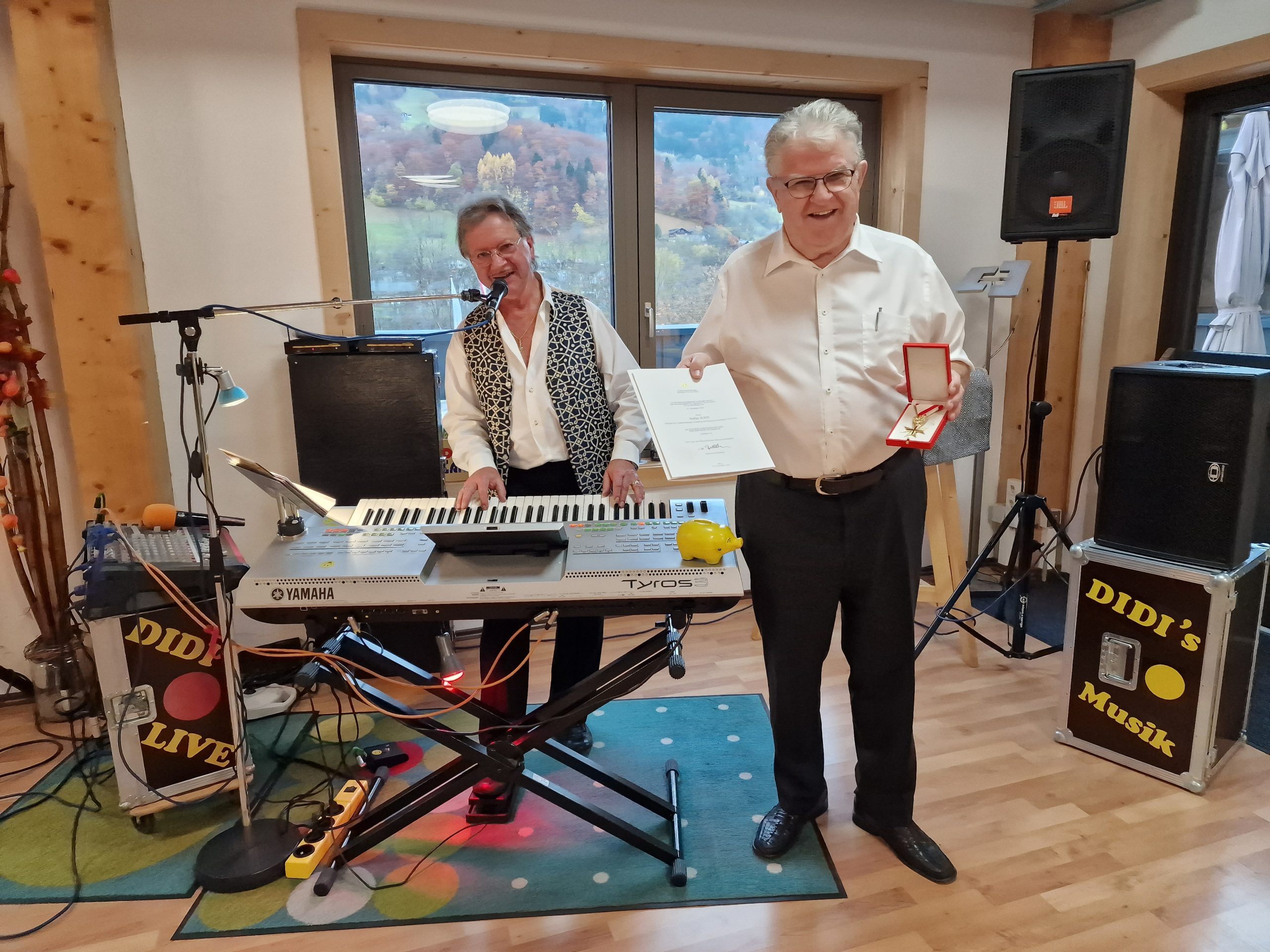 Alleinunterhalter Didi freut sich mit Stefan Juen und gratuliert und sorgt musikalisch für gute Stimmung.