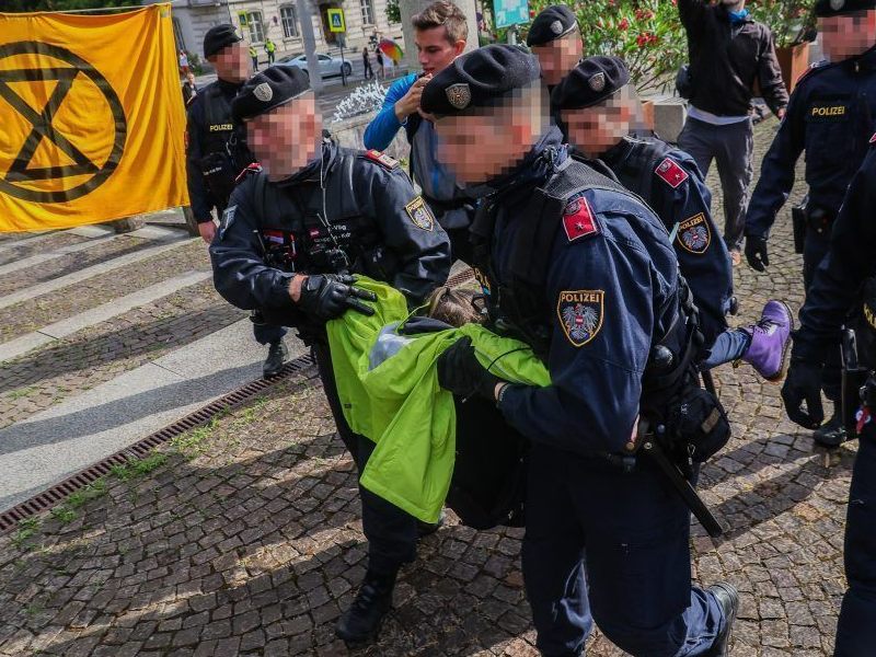 Marina Hagen-Canaval wurde beim Klimaprotest vor dem Landhaus weggetragen. Marina Hagen-Canaval wurde beim Klimaprotest vor dem Landhaus weggetragen.