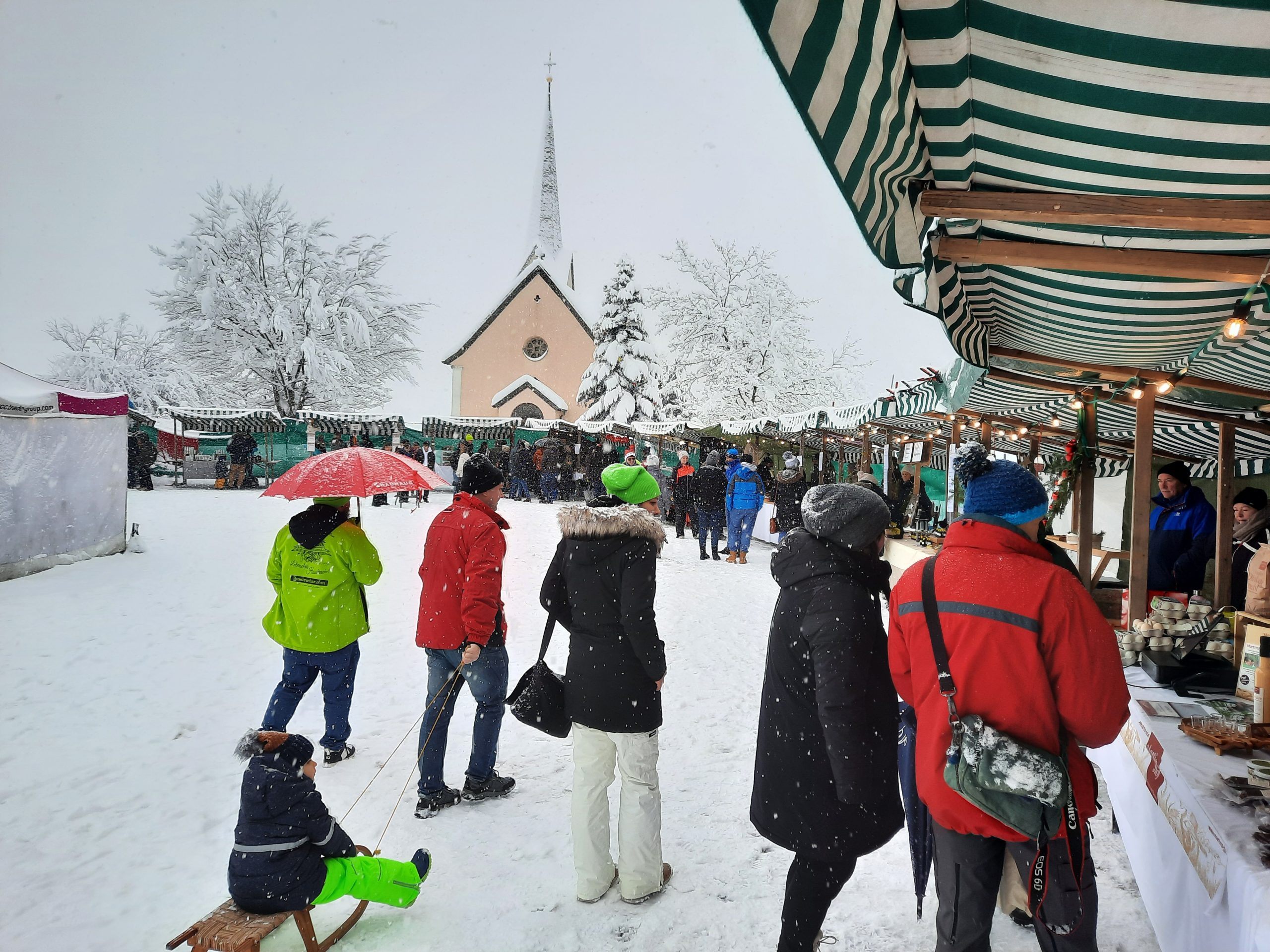 Gäste und Standbetreibende zeigten sich wetterfest beim kleinen, aber feinen Markt in Buch. Gäste und Standbetreibende zeigten sich wetterfest beim kleinen, aber feinen Markt in Buch.