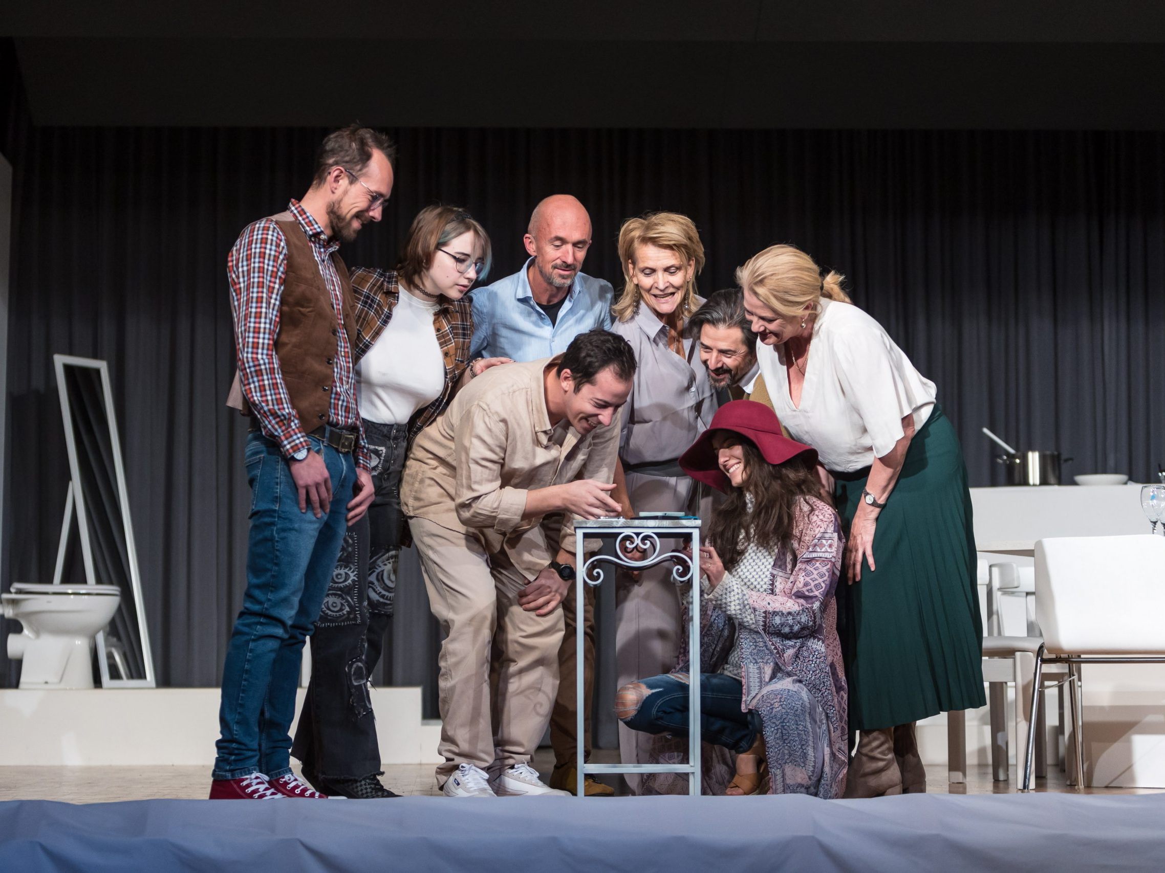 Die Schauspielerinnen und Schauspieler der Leandobühne Alberschwende laden zur Premiere und sieben weiteren Aufführungen. Die Schauspielerinnen und Schauspieler der Leandobühne Alberschwende laden zur Premiere und sieben weiteren Aufführungen.