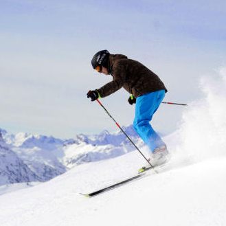 Auf über 300 präparierten Pistenkilometern bietet das Skigebiet Abwechslung mit verschiedenen Schwierigkeitsgraden.