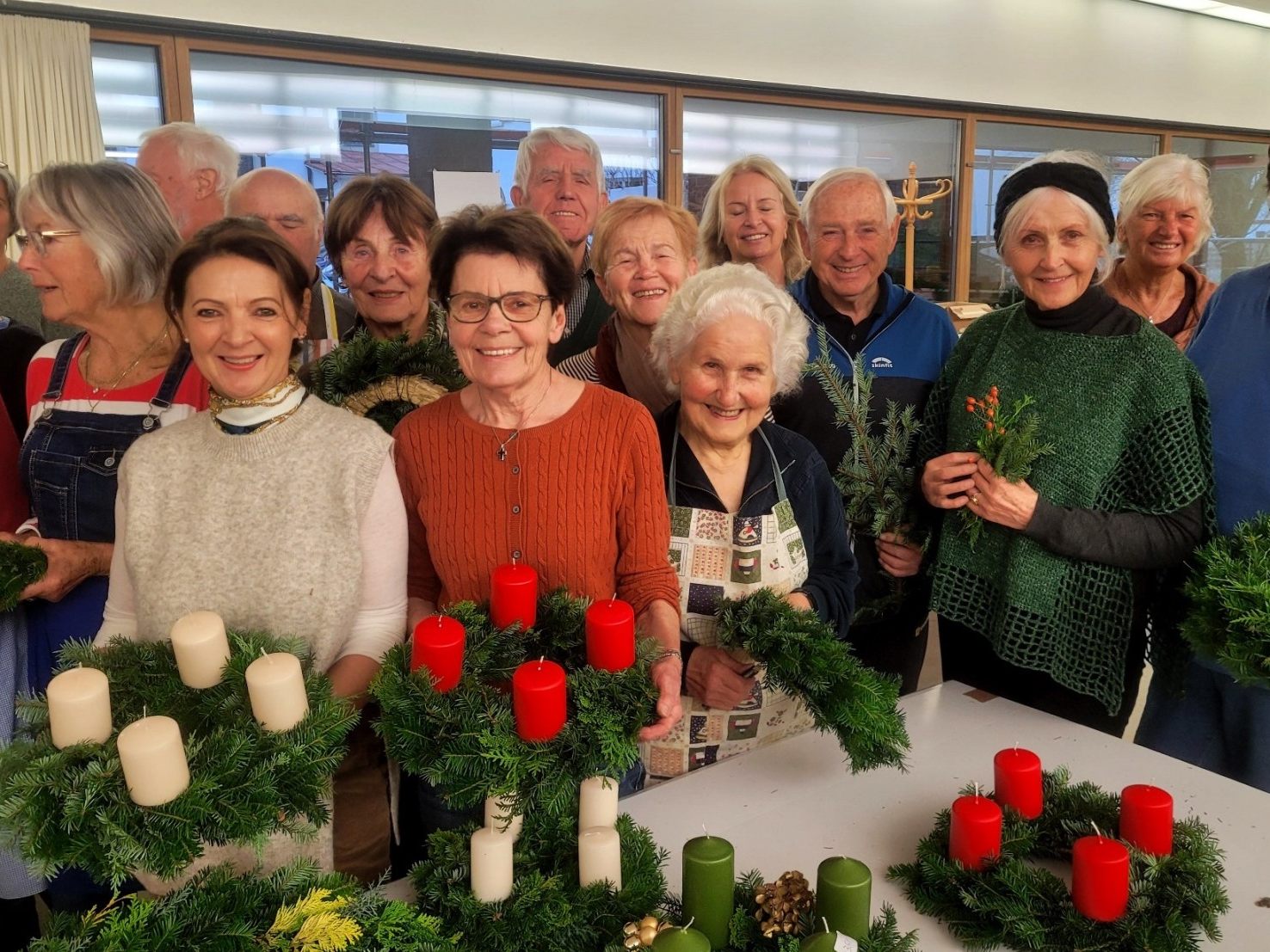Das bewährte „Adventkranz-Team“ des Missionskreises der Pfarrgemeinde rund um die Organisatorinnen Petra Rührnschopf, Helga Alge, Anni Troy, Ingrid Hörburger und Gerda Rist kann sich über eine erfolgreiche Adventkranzwoche freuen. Das bewährte „Adventkranz-Team“ des Missionskreises der Pfarrgemeinde rund um die Organisatorinnen Petra Rührnschopf, Helga Alge, Anni Troy, Ingrid Hörburger und Gerda Rist kann sich über eine erfolgreiche Adventkranzwoche freuen.