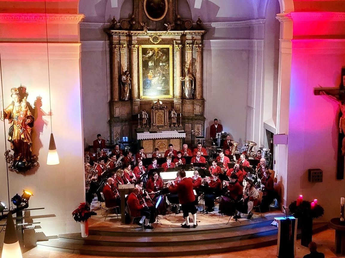 Ein besonderes Highlight im „Lochauer Advent 2023“ ist das vorweihnachtliche „Konzert zur Adventszeit“ des Musikvereines Lochau im stimmungsvollen Ambiente der Pfarrkirche. Ein besonderes Highlight im „Lochauer Advent 2023“ ist das vorweihnachtliche „Konzert zur Adventszeit“ des Musikvereines Lochau im stimmungsvollen Ambiente der Pfarrkirche.