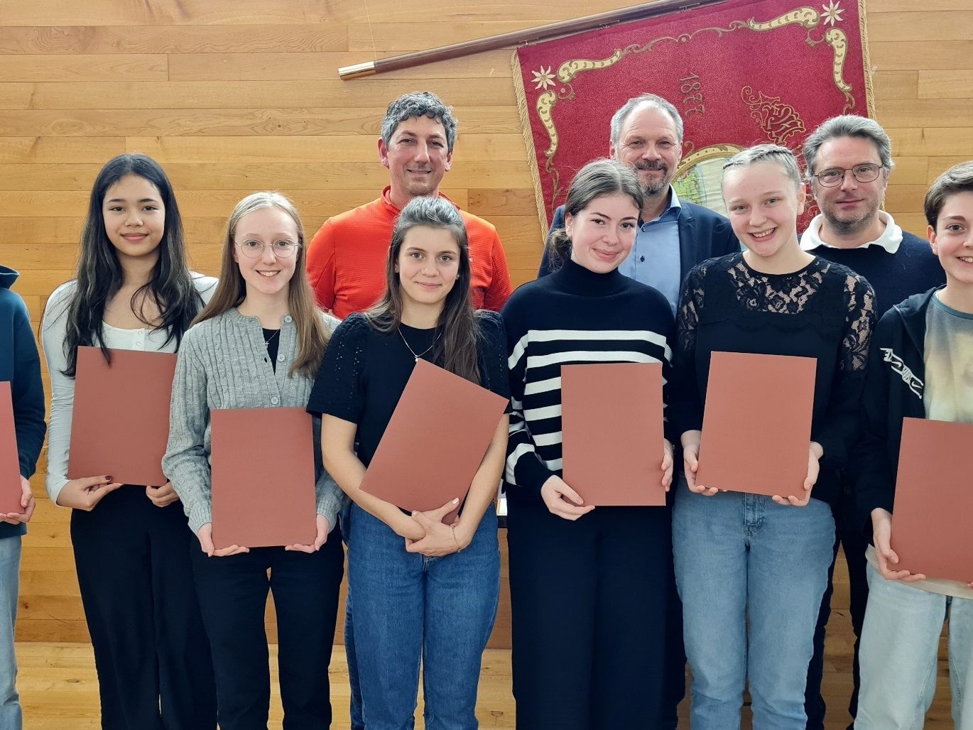 Aus dem großen Nachwuchspool konnten Christof Siegl (Horn), Emilia Geppert (Tenorhorn), Alena Anna Forster (Klarinette), Elena Schmid (Klarinette), Romina Kucher (Tenorhorn), Annalena Faisst (Horn) und Aaron Kucher (Tenorhorn) als neue, aktive Mitglieder „in die große Musik“ aufgenommen werden, dazu als Wiederaufnahme Thomas Guschl (Tenorsaxophon), im Bild von links mit Vorstand Helmut Immler und Kapellmeister Harald Schele.