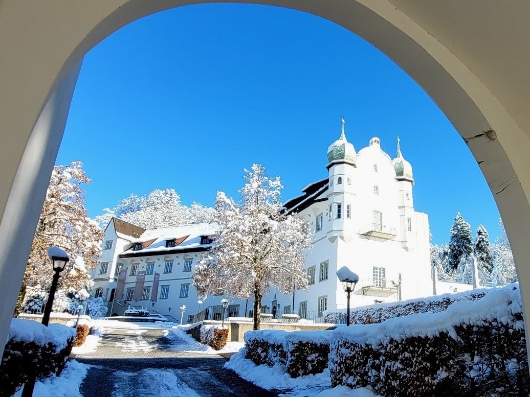 Im Rahmen des „Lochauer Adventzaubers 2023“ öffnet Schloss Hofen seine Tore und lädt die Bevölkerung erstmalig zu einem Weihnachtsmarkt im stimmungsvollen Ambiente des Schlosshofes ein. Im Rahmen des „Lochauer Adventzaubers 2023“ öffnet Schloss Hofen seine Tore und lädt die Bevölkerung erstmalig zu einem Weihnachtsmarkt im stimmungsvollen Ambiente des Schlosshofes ein.
