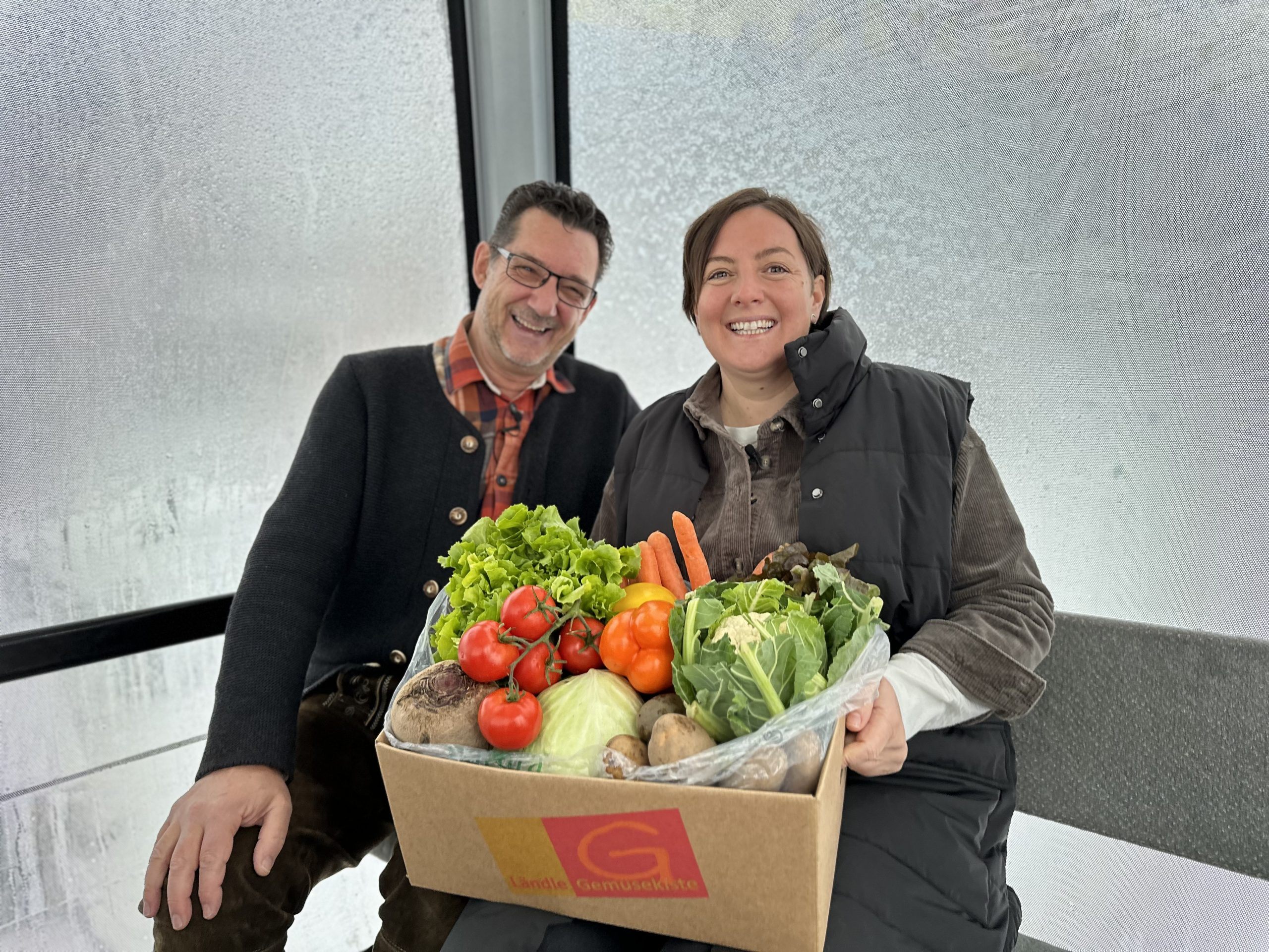 Maria Fröis (re) von der Lebenshilfe Vorarlberg ist zu Gast in der Muttersberg TV Gondel bei Andreas Seeburger.(li) Maria Fröis (re) von der Lebenshilfe Vorarlberg ist zu Gast in der Muttersberg TV Gondel bei Andreas Seeburger.(li)