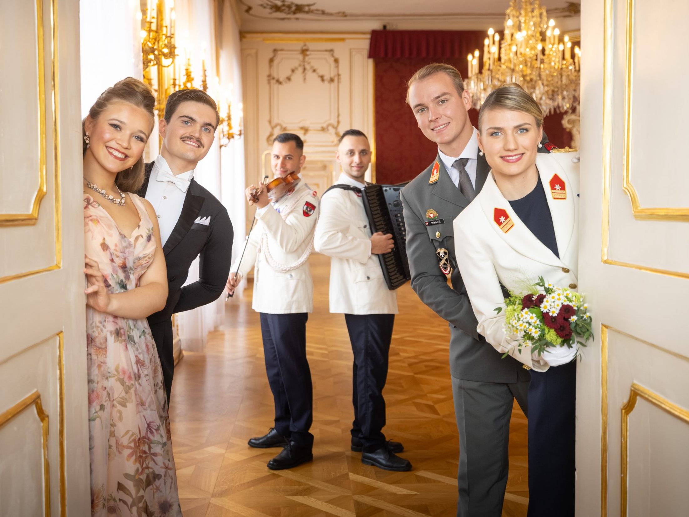 Die Offiziere laden zum Ball in die Hofburg. Die Offiziere laden zum Ball in die Hofburg.