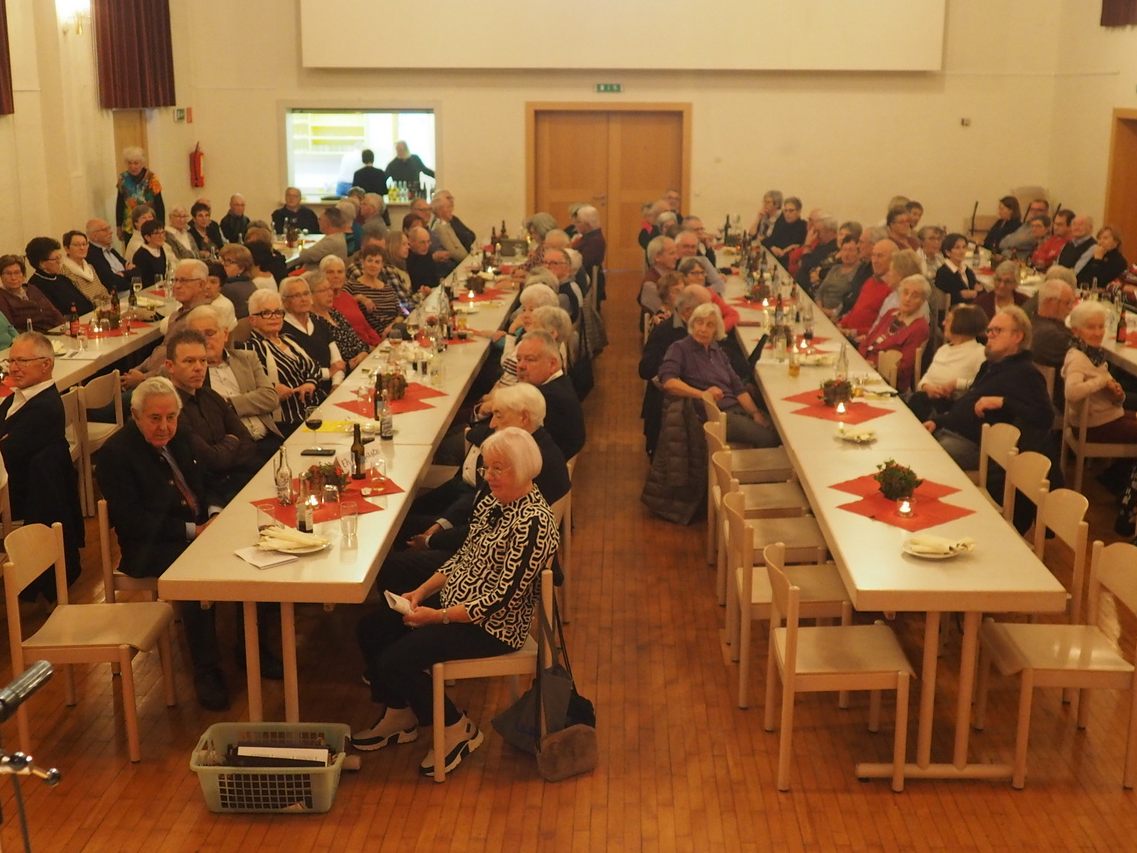 Der festlich dekorierte Saal im Vereinshaus Röthis. Der festlich dekorierte Saal im Vereinshaus Röthis.