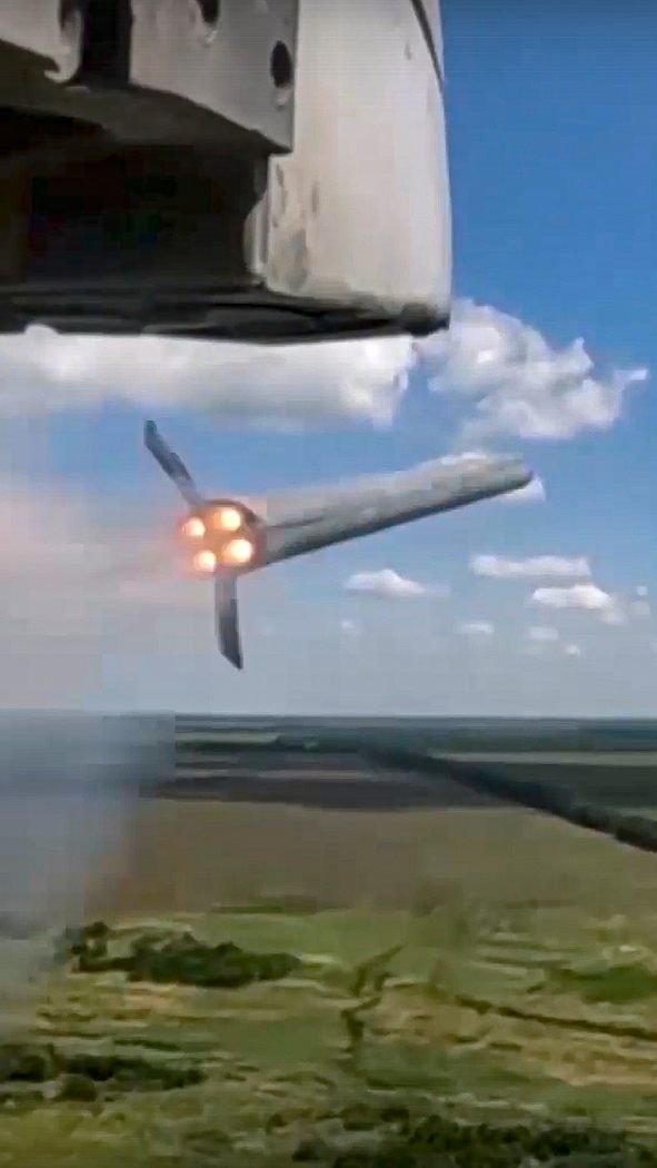 Putins (l.) jüngste Luftangriffe sind wohl der Beginn einer neuen Kampagne gegen die Infrastruktur der Ukraine.