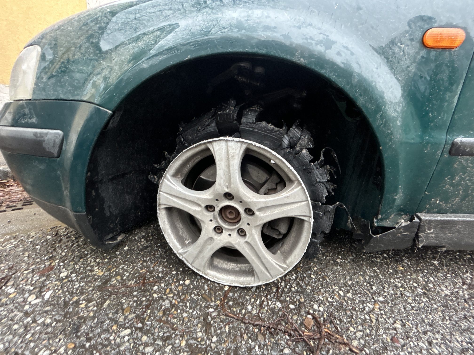 Mit diesem Reifen war der PKW-Lenker unterwegs.