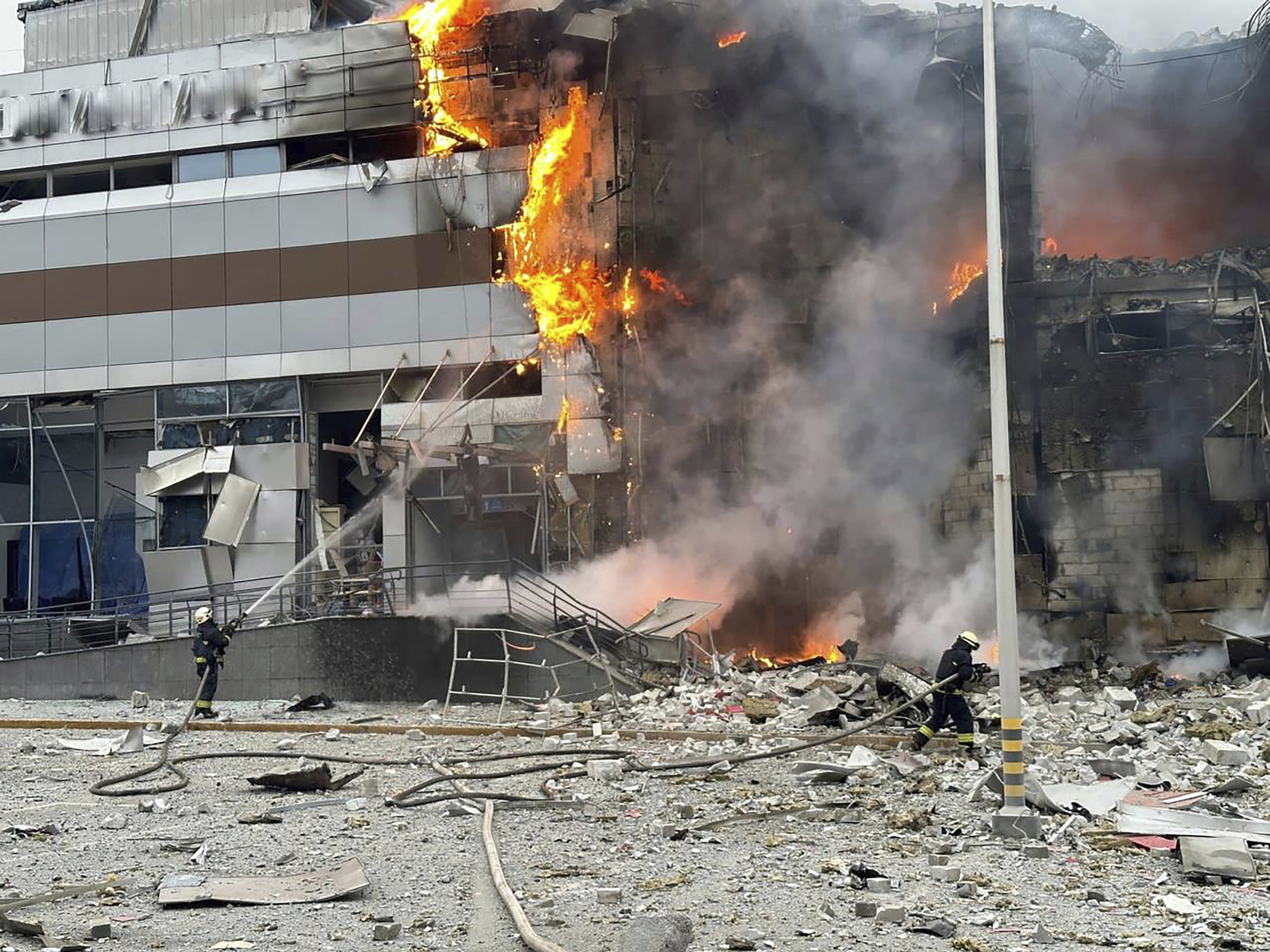 Feuerwehrleute versuchen nach der Attacke in Kiew am Freitag ein getroffenes Gebäude zu löschen. Feuerwehrleute versuchen nach der Attacke in Kiew am Freitag ein getroffenes Gebäude zu löschen.