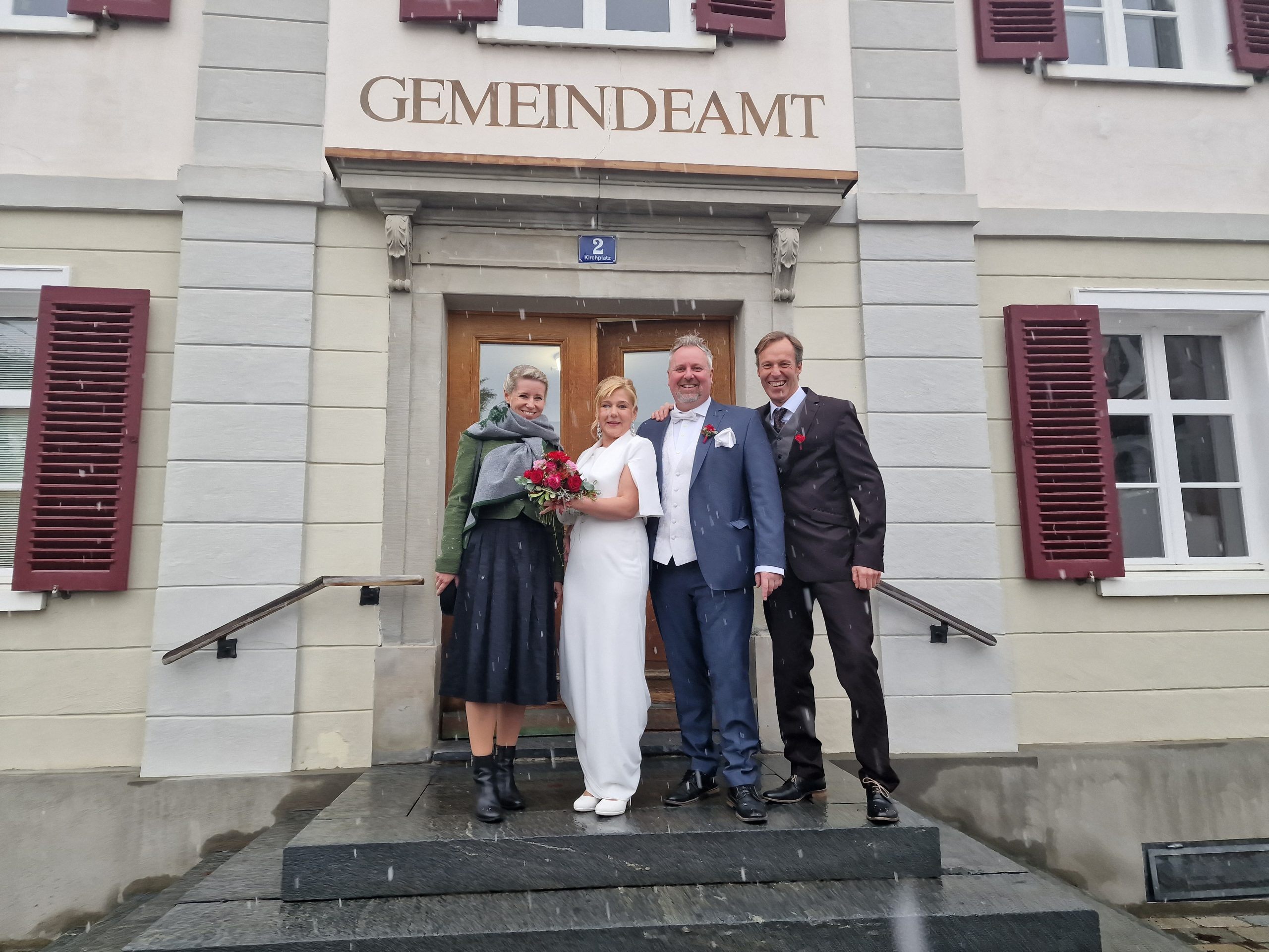 Das frisch vermählte Paar Angelika und Frank Sandrell mit den Trauzeugen.