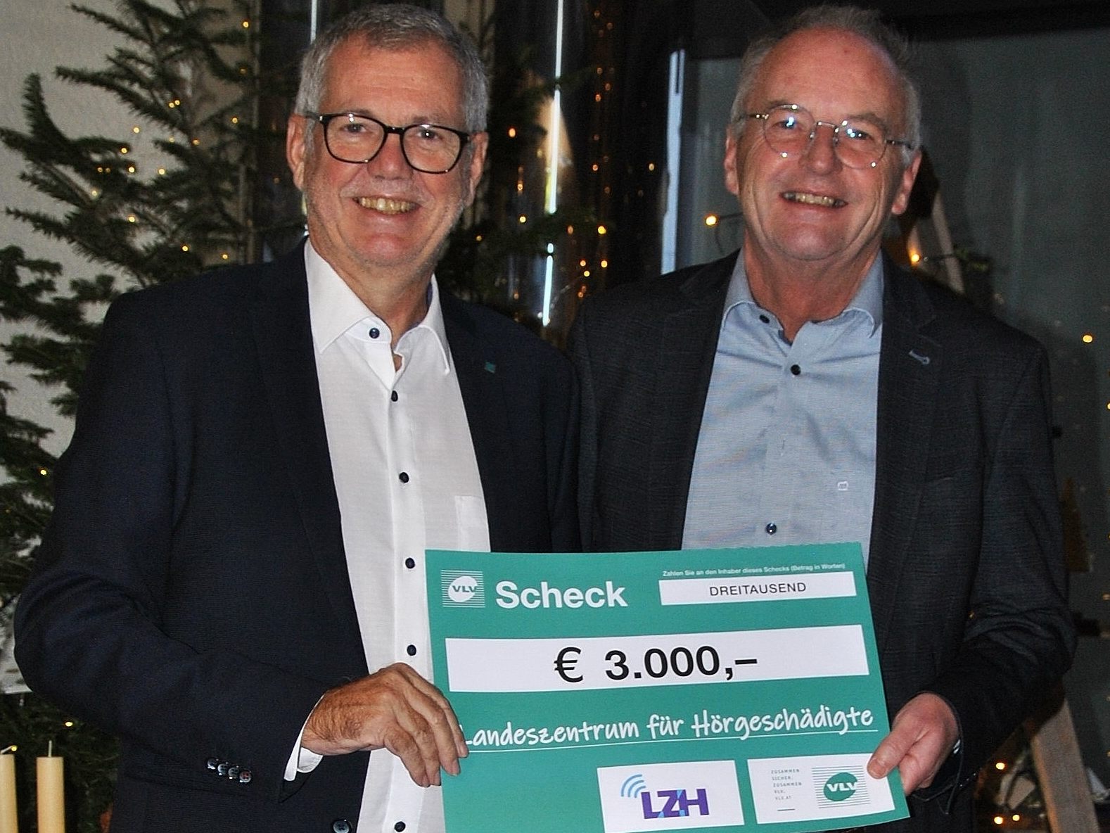 Robert Sturn von der VLV übergab vergangene Woche den Spendenscheck an Johannes Mathis. Robert Sturn von der VLV übergab vergangene Woche den Spendenscheck an Johannes Mathis.