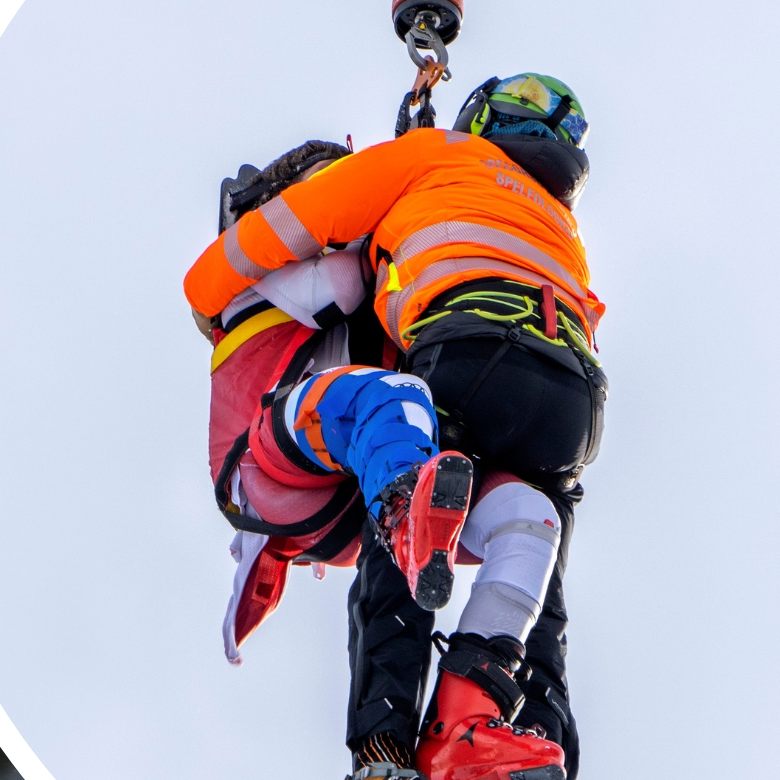ÖSV-Gesamtweltcup-Hoffnung Marco Schwarz erleidet bei Sturz in Bormio schwere Knieverletzung.