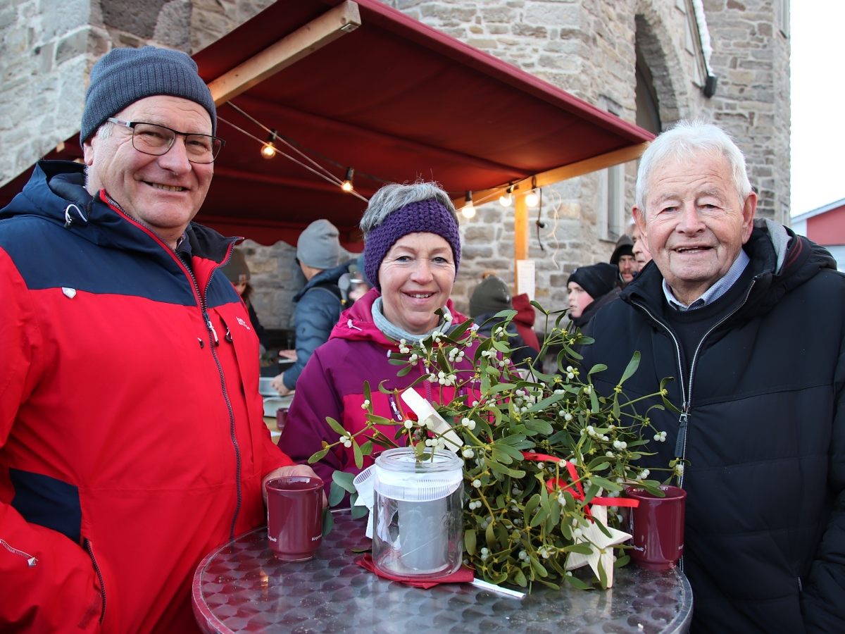 Geselligkeit mit Glühwein: Egon und Brigitte Winder mit Christoph Unterpirker. Geselligkeit mit Glühwein: Egon und Brigitte Winder mit Christoph Unterpirker.