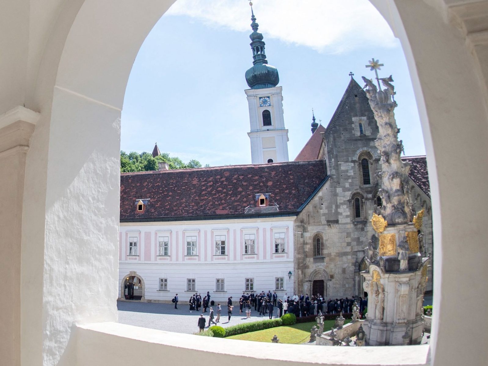 Stift Heiligenkreuz im Sommer 2021 bei einem Staatsbesuch des Südkoreanischen Präsidenten.