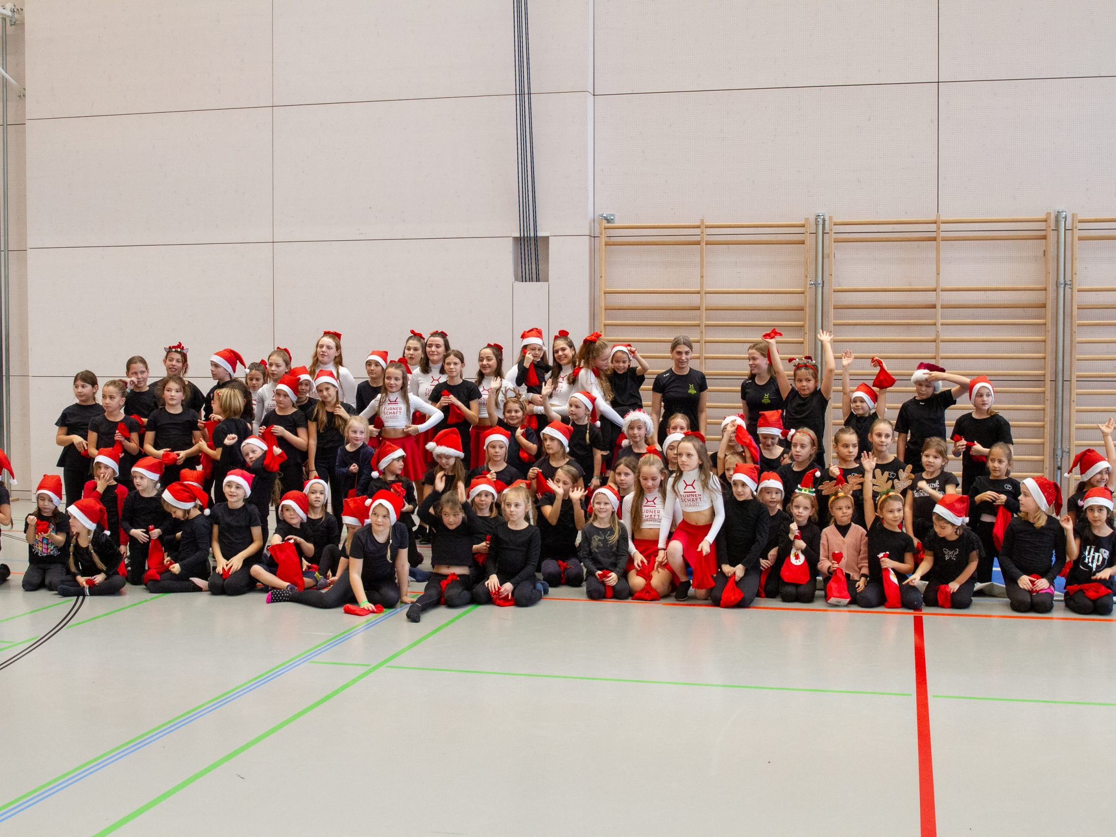 Beim traditionellen Nikolausturnen der Turnerschaft Hard zeigten vor dem Nikolaus und Publikum auch heuer wieder die jungen Turntalente ihr vielseitiges Können.