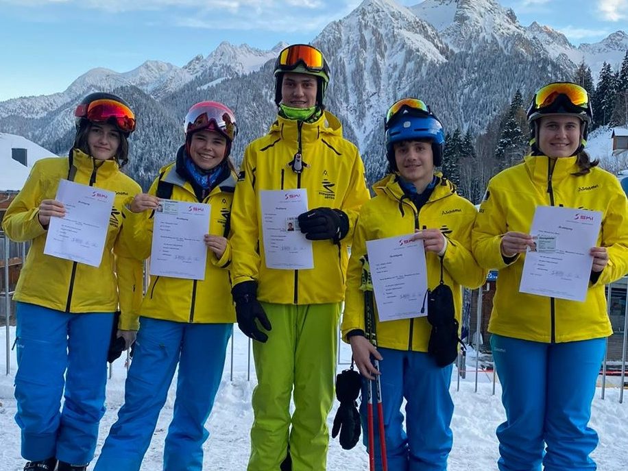 Julia, Sarah, Martin, Bastian und Sara (v.l. ) sind jetzt stolze Übungsleiter Alpin.