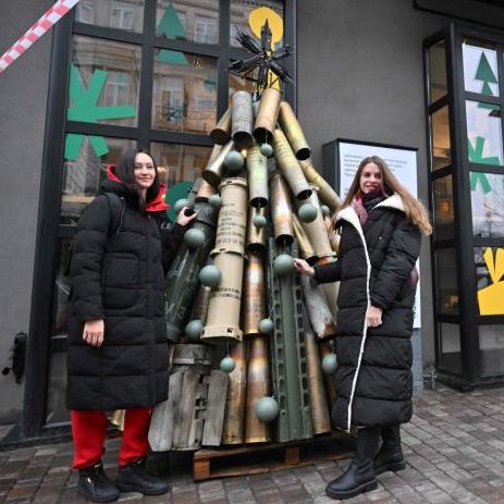 Der "Baum" steht in der Fußgängerzone von Kiew.
