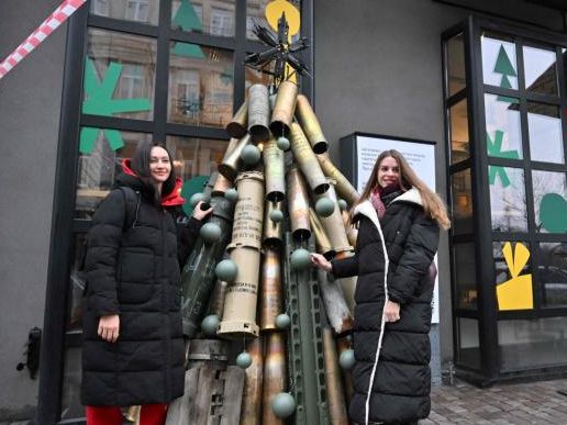 Der "Baum" steht in der Fußgängerzone von Kiew. Der "Baum" steht in der Fußgängerzone von Kiew.