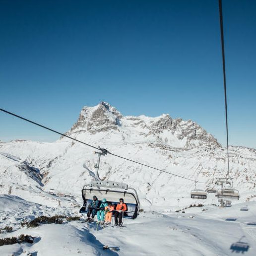 Die Pisten des Skigebiets sind vielseitig – von sanften Hängen bis hin zu anspruchsvollen schwarzen Abfahrten.