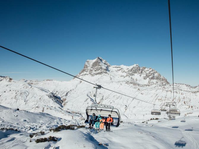 Die Pisten des Skigebiets sind vielseitig – von sanften Hängen bis hin zu anspruchsvollen schwarzen Abfahrten. Die Pisten des Skigebiets sind vielseitig – von sanften Hängen bis hin zu anspruchsvollen schwarzen Abfahrten.