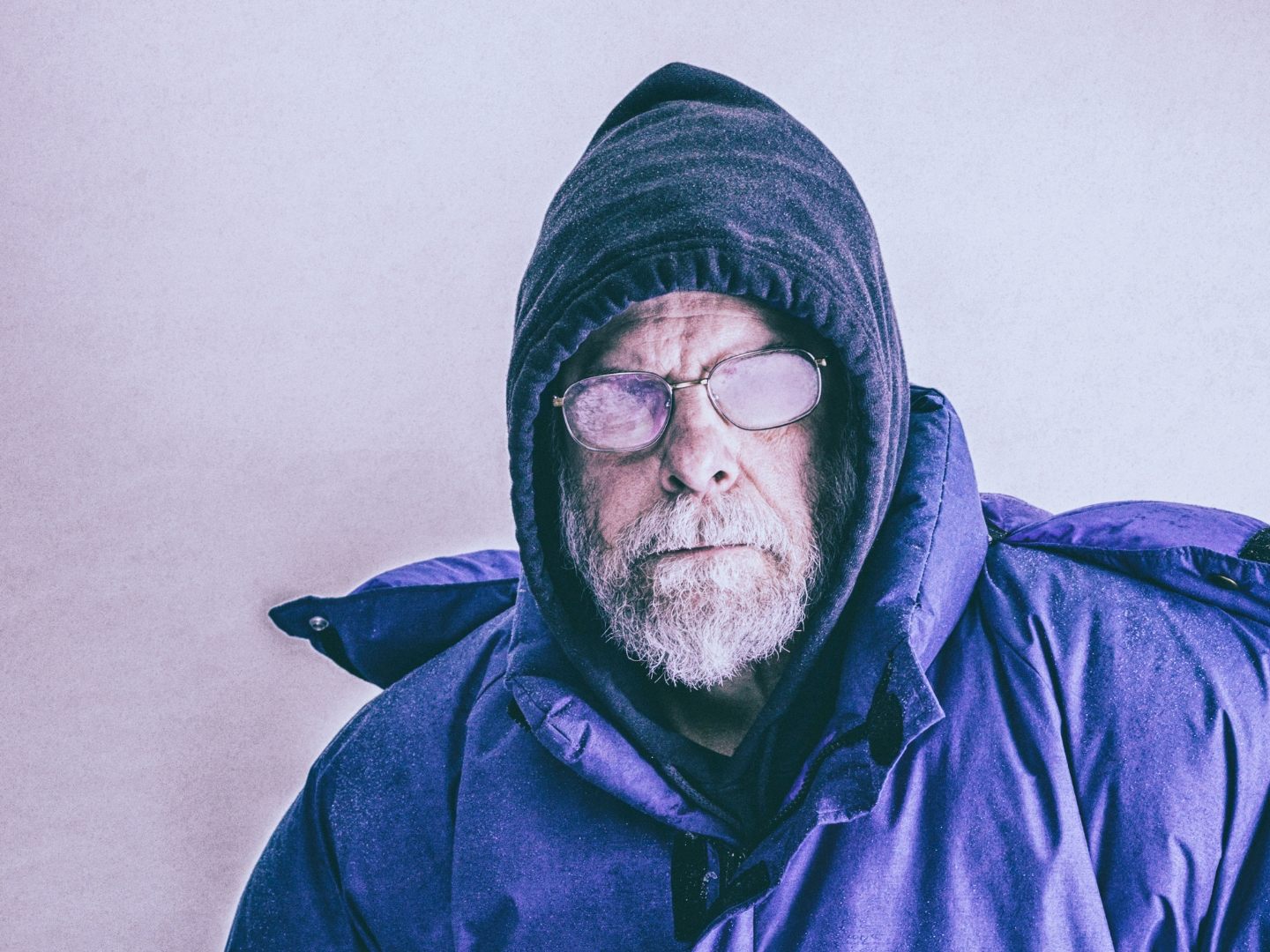 Im Winter lassen sich beschlagene Gläser bei Brillenträgern kaum vermeiden, aber es gibt Tricks, die gegen dieses Phänomen helfen. Im Winter lassen sich beschlagene Gläser bei Brillenträgern kaum vermeiden, aber es gibt Tricks, die gegen dieses Phänomen helfen.
