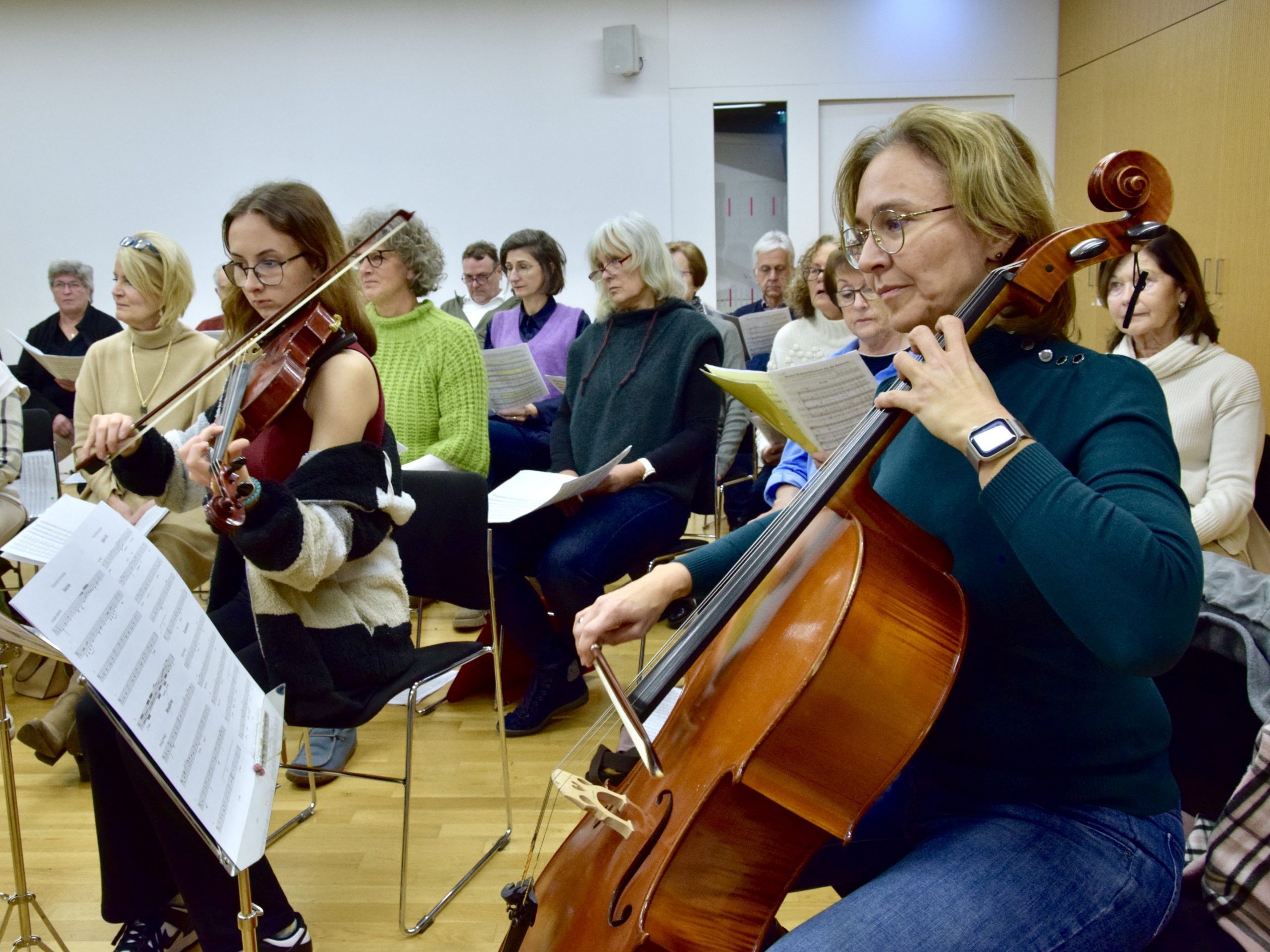 Im Pfarrzentrum Zemma der Pfarre Heilig Kreuz haben der Projektchor und die Instrumentalisten fleißig geprobt für die beiden Messfeiern am ersten Weihnachtsfeiertag und am Fest Erscheinung des Herrn.