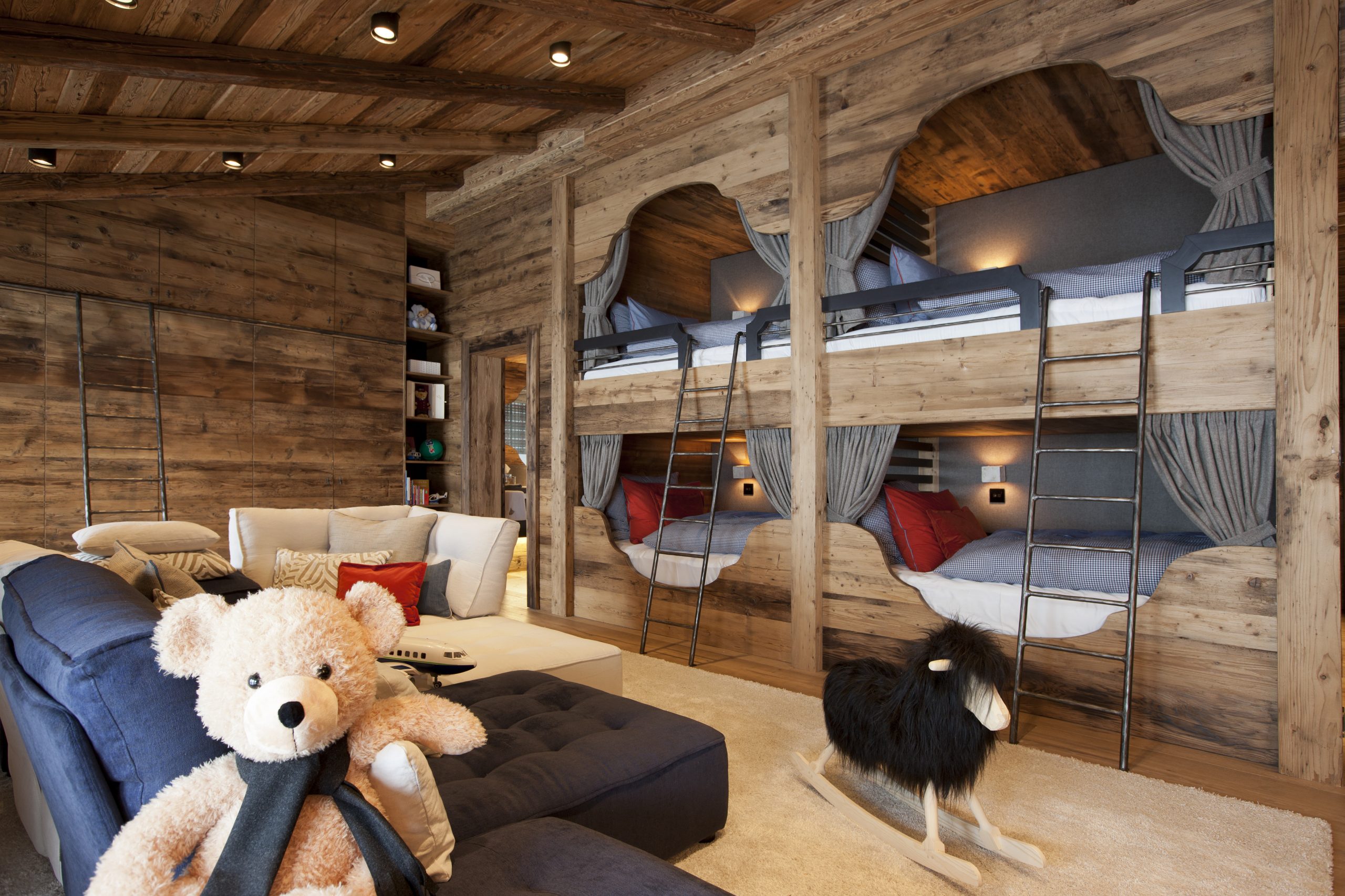 "Jugendheim-Luxus-Flair" in der Kindersuite im Stockbetten. "Jugendheim-Luxus-Flair" in der Kindersuite im Stockbetten.