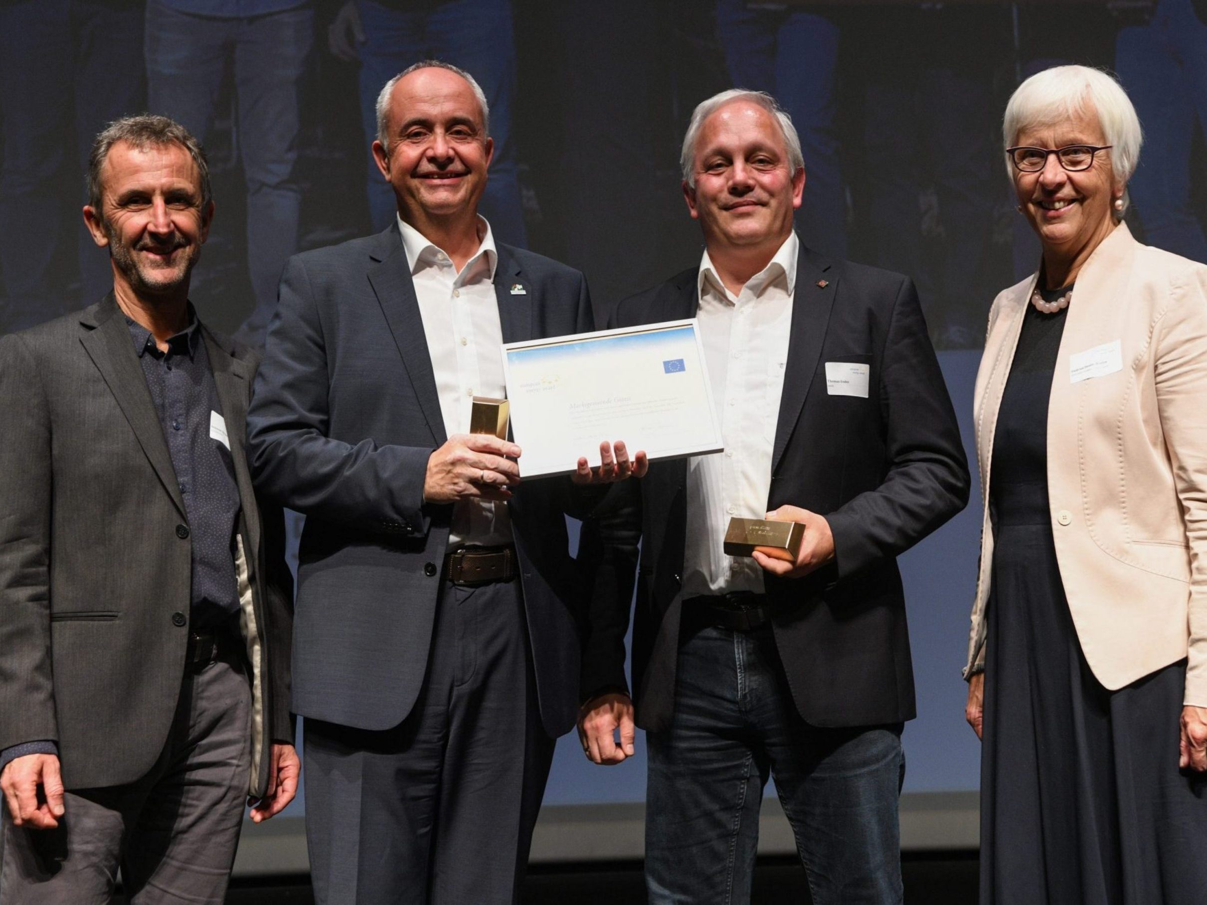 Bürgermeister Manfred Böhmwalder und e5-Teamleiter Thomas Ender konnten erneut den European Energy Award in Gold entgegennehmen. Bürgermeister Manfred Böhmwalder und e5-Teamleiter Thomas Ender konnten erneut den European Energy Award in Gold entgegennehmen.