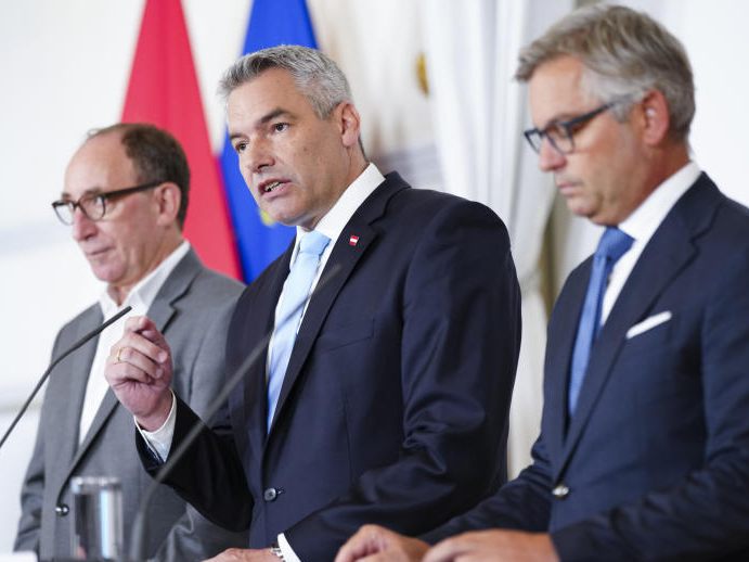 Die Regierung präsentiert heute die Ergebnisse der Corona-Aufbereitung live bei einer Pressekonferenz. Die Regierung präsentiert heute die Ergebnisse der Corona-Aufbereitung live bei einer Pressekonferenz.