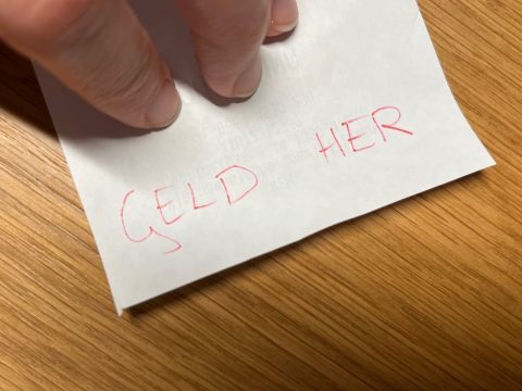 Der unbekannte Täter soll mit einem Zettel und dem Zeigen einer mutmaßlichen Schusswaffe Geld gefordert haben.