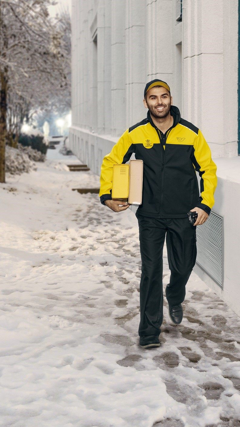 Damit das Weihnachtspaket pünktlich vor dem 24. Dezember ankommt, müssen die Abgabefristen der Österreichischen Post beachtet werden.