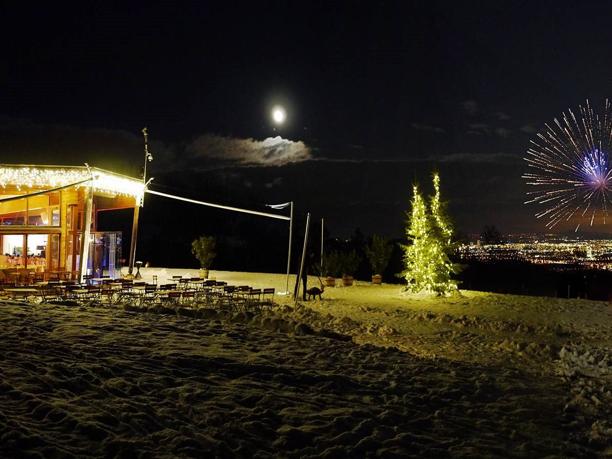 Am Himmel wird eine exklusive Silvesterfeier veranstaltet. Am Himmel wird eine exklusive Silvesterfeier veranstaltet.