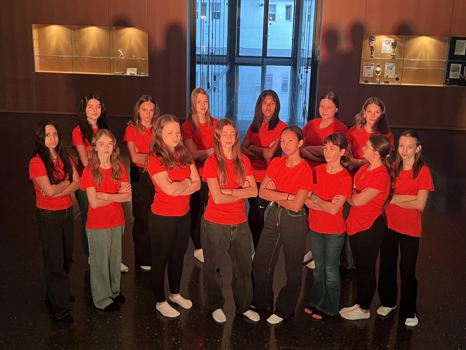 Die Mädchen der 3b und 3d Klasse setzten einen Tanz im Rahmen der Initiative "Orange the World" um.