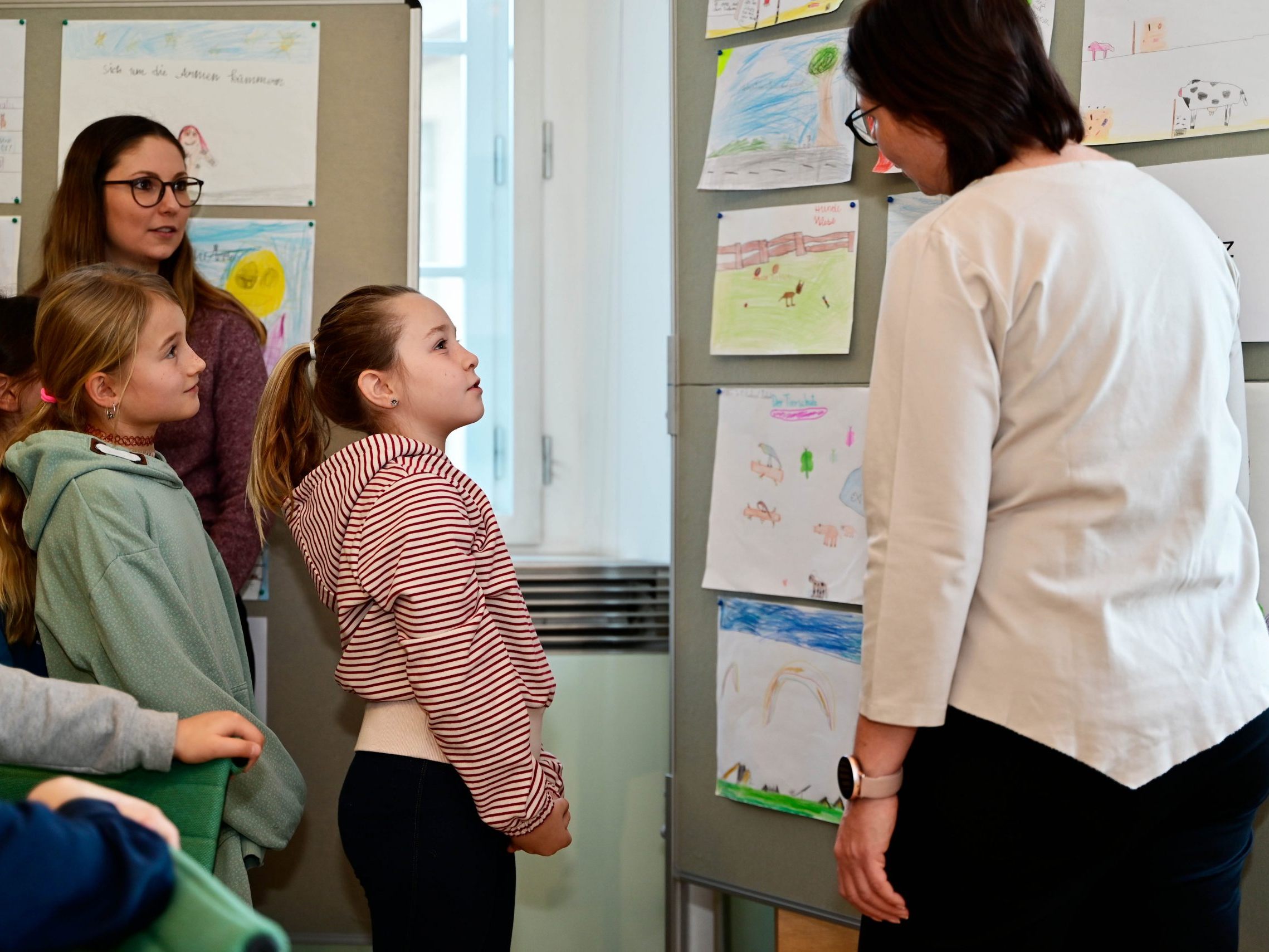 Elisa Köck (Marktgemeinde Rankweil) und Bgm. Katharina-Wöß-Krall mit Kindern der Volksschule Montfort. Elisa Köck (Marktgemeinde Rankweil) und Bgm. Katharina-Wöß-Krall mit Kindern der Volksschule Montfort.