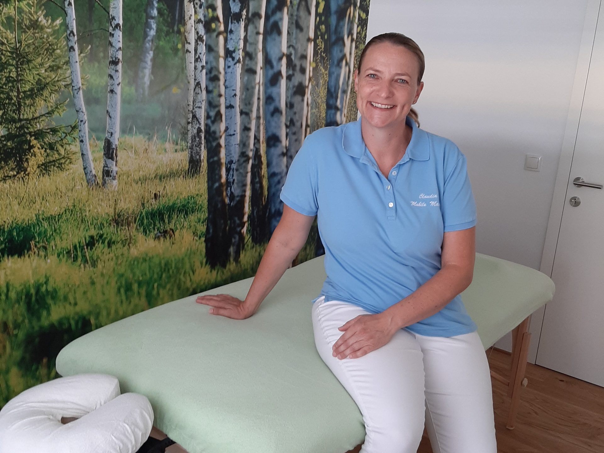Claudia Schwärzler (Masseurmeisterin aus Krumbach) erklärte u. a. den Einsatz eines Kinesio-Tapes. Claudia Schwärzler (Masseurmeisterin aus Krumbach) erklärte u. a. den Einsatz eines Kinesio-Tapes.