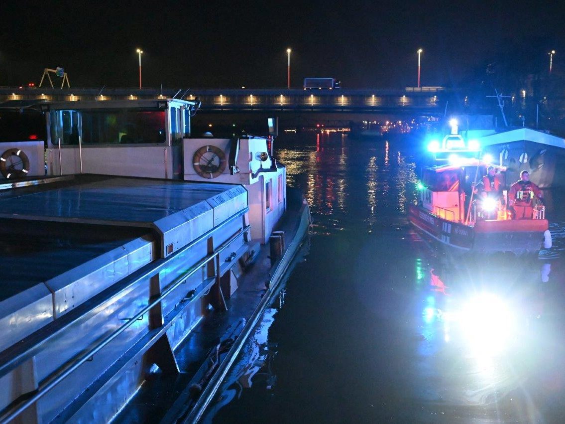 Ein Schiff auf der Donau kann sich bei der Wiener Berufsfeuerwehr bedanken.