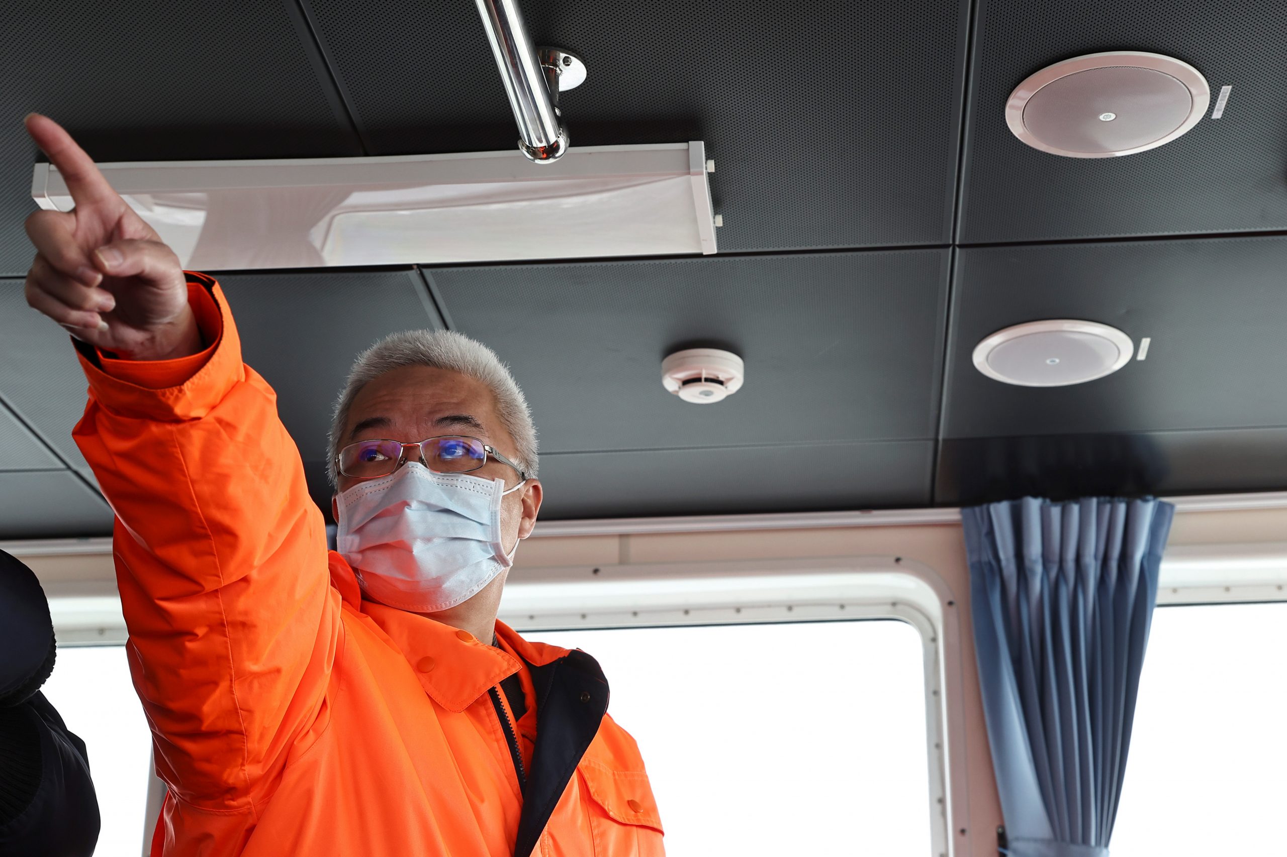 Der Kommandeur der taiwanesischen Küstenwache, Lin Chie-ming, zeigt auf das Meer, während er mit Reuters auf einem Schiff spricht, das in den Gewässern vor den von Taiwan kontrollierten Matsu-Inseln patrouilliert. Der Kommandeur der taiwanesischen Küstenwache, Lin Chie-ming, zeigt auf das Meer, während er mit Reuters auf einem Schiff spricht, das in den Gewässern vor den von Taiwan kontrollierten Matsu-Inseln patrouilliert.