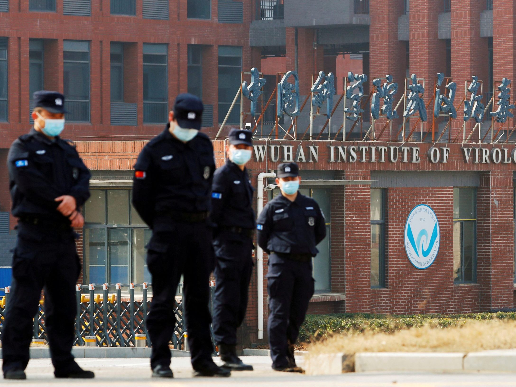Sicherheitspersonal hält Wache vor dem Wuhan Institute of Virology während des Besuchs des Teams der Weltgesundheitsorganisation (WHO), das mit der Untersuchung der Ursprünge der Coronavirus-Krankheit (COVID-19) beauftragt ist, in Wuhan, Provinz Hubei, China, am 3. Februar 2021.