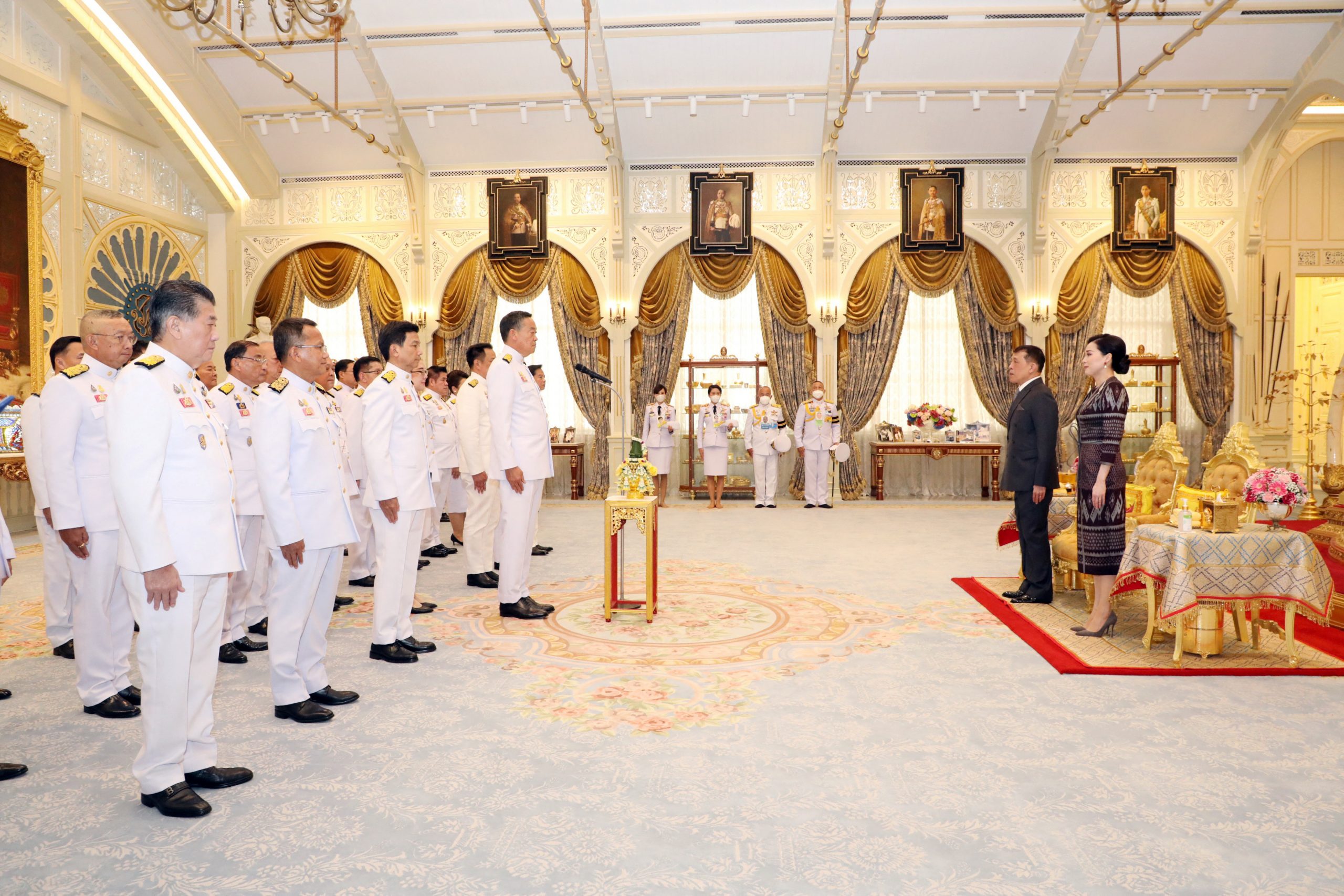 Thailands Premierminister Srettha Thavisin und seine Kabinettsmitglieder leisten vor Thailands König Maha Vajiralongkorn und Königin Suthida im Palast in Bangkok, Thailand, den Treueeid.