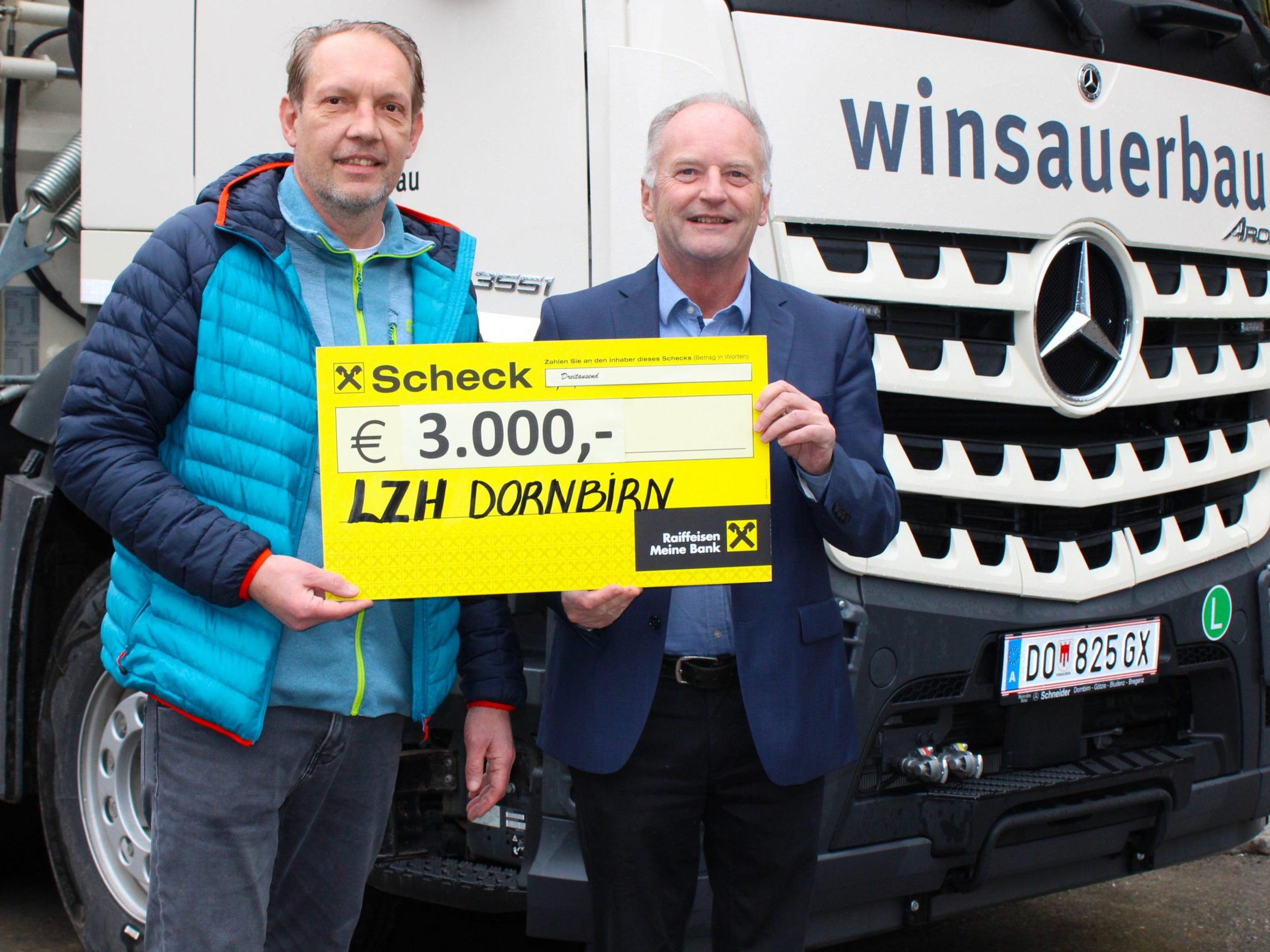 LZH-GF Johannes Mathis (re.) bedankte sich herzlich bei Bernd Winsauer für die großzügige Unterstützung. LZH-GF Johannes Mathis (re.) bedankte sich herzlich bei Bernd Winsauer für die großzügige Unterstützung.