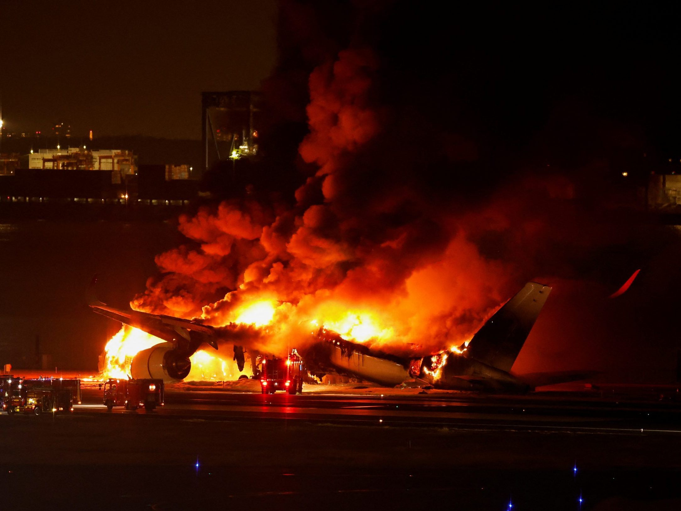 Am Flughafen in Tokio brannte ein Flugzeug.