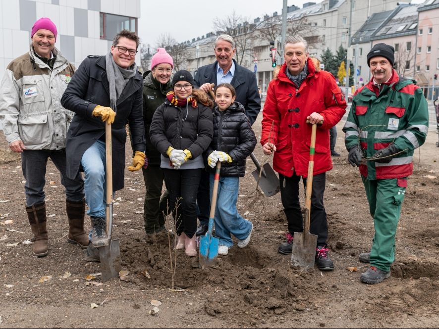 Schülerinnen und Schüler pflanzen ein neues kleines Wäldchen in der Wiener Donaustadt.
