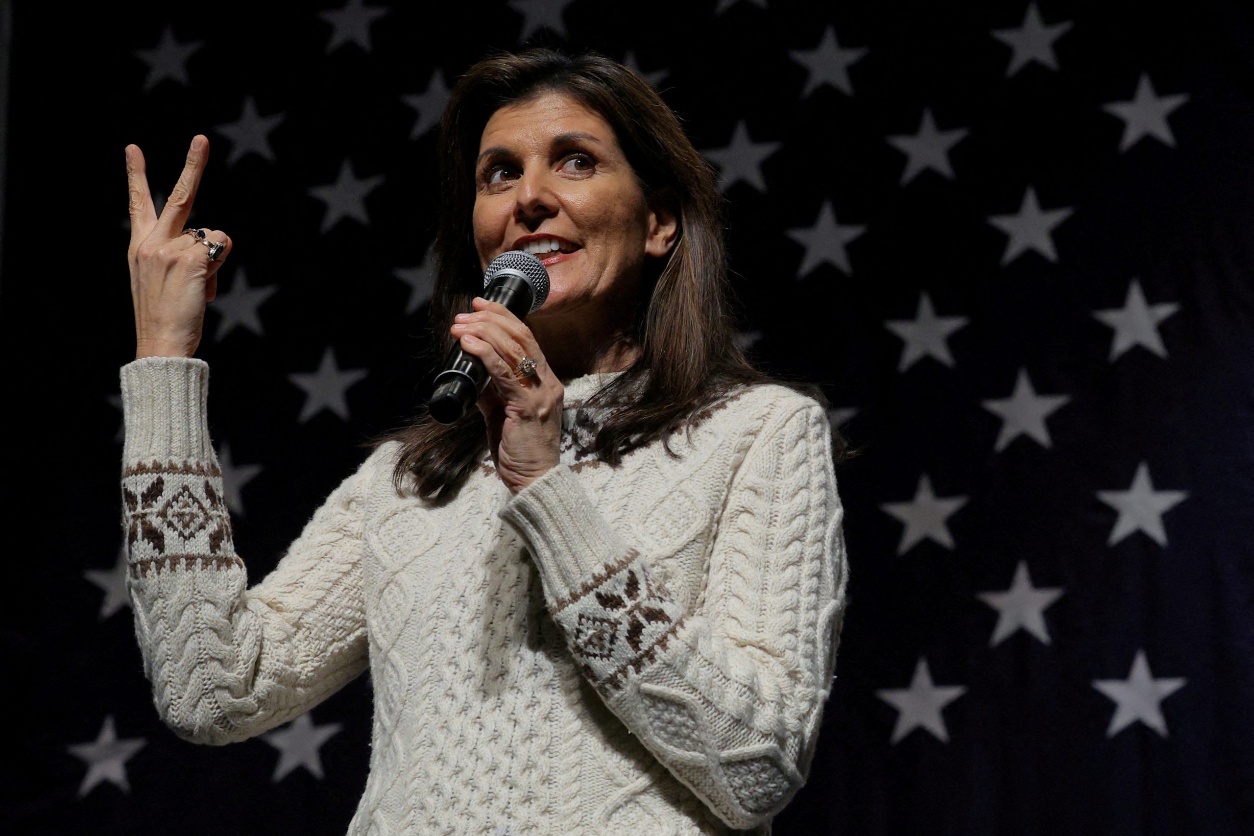 Die republikanische Präsidentschaftskandidatin und ehemalige US-Botschafterin bei den Vereinten Nationen Nikki Haley zeigt während einer Wahlkampfkundgebung vor den Vorwahlen eine Geste, die auf ein Zwei-Personen-Rennen hinweist, nachdem der gegnerische Gouverneur von Florida, Ron DeSantis, seinen Wahlkampf ausgesetzt hatte, 21. Januar 2024.