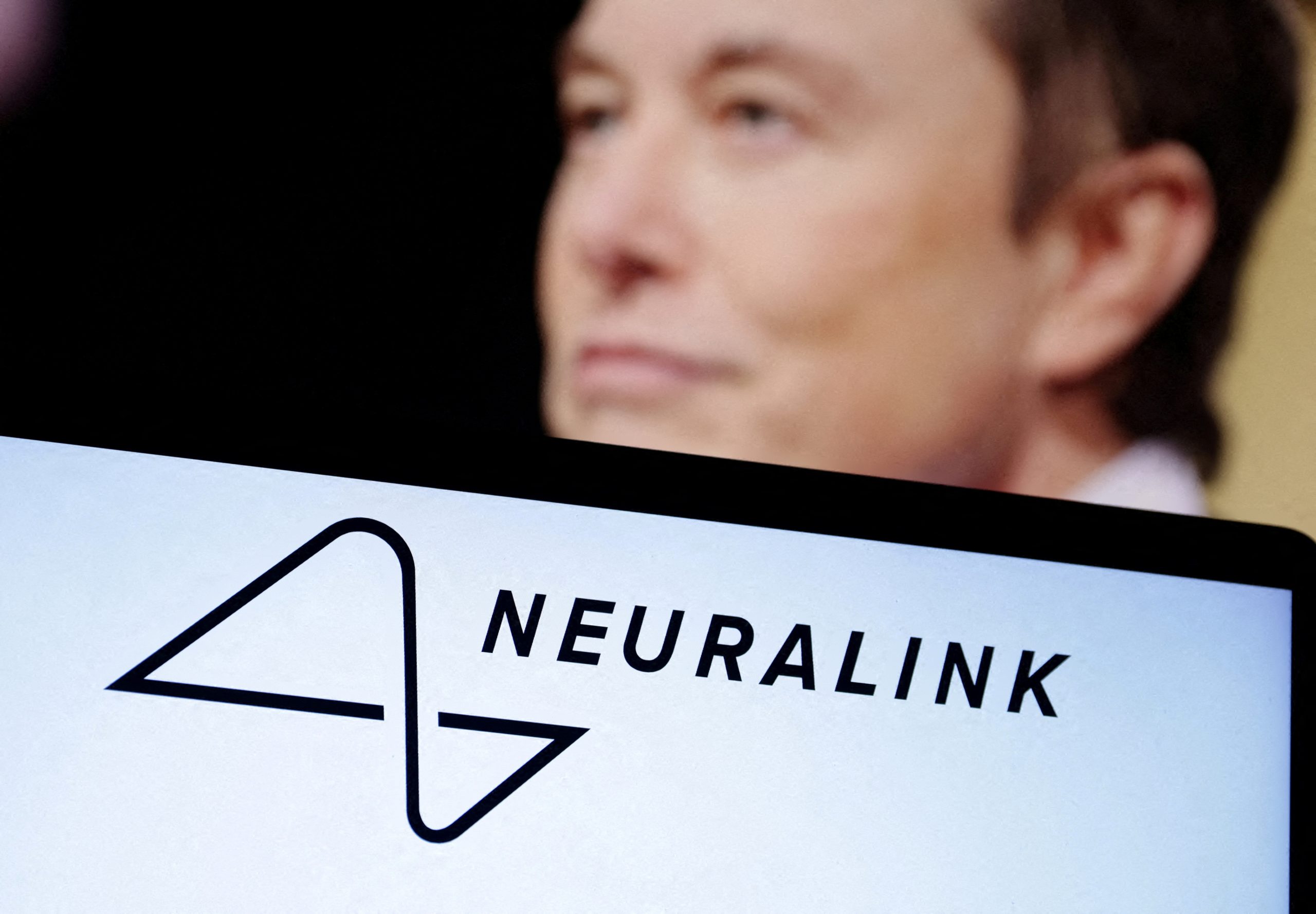 Das Neuralink-Logo und das Foto von Elon Musk sind in dieser Abbildung vom 19. Dezember 2022 zu sehen.