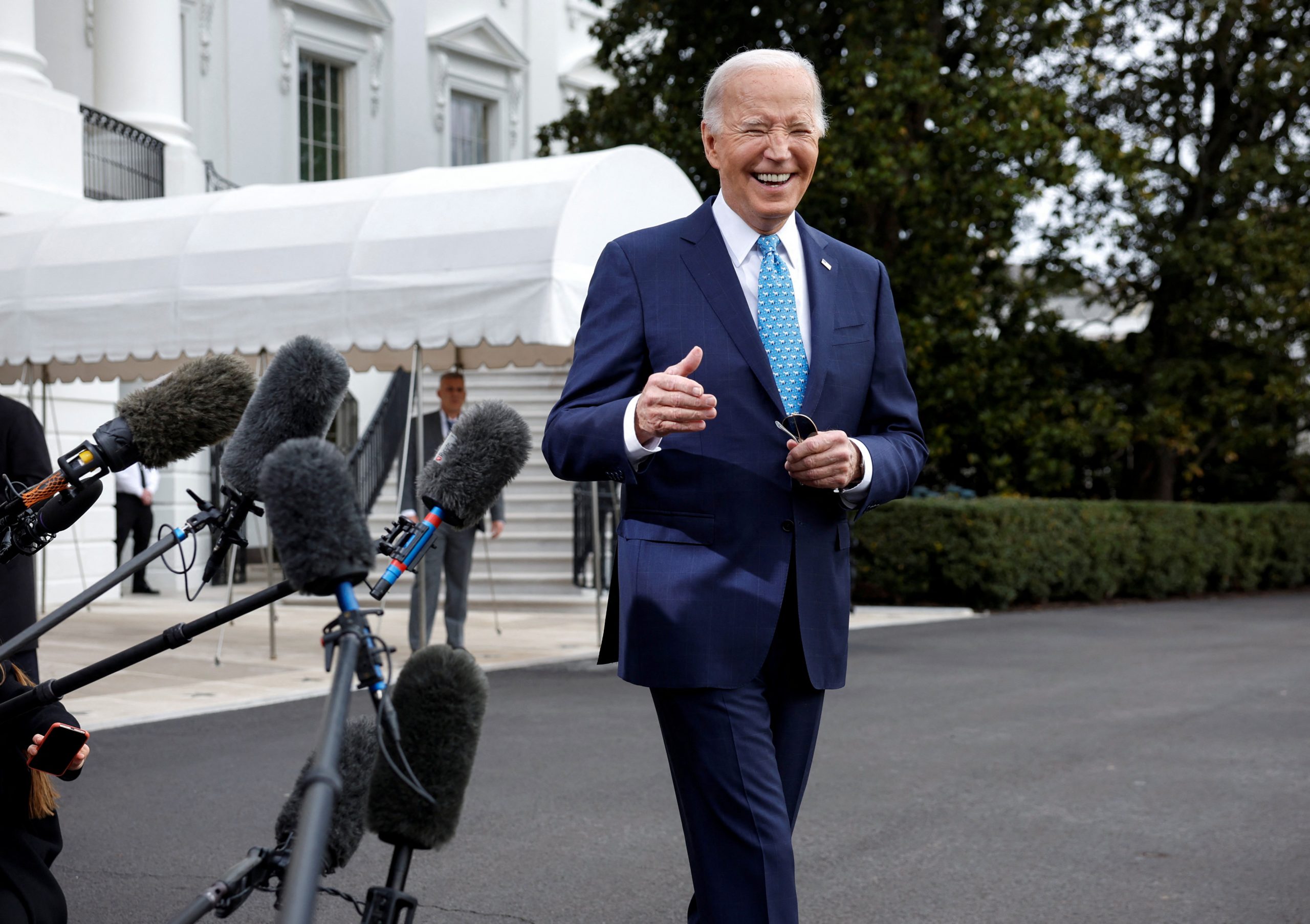 Präsident Joe Biden gestikuliert, während er mit den Medien spricht, bevor er das Weiße Haus nach Florida verlässt, in Washington, USA, 30. Januar 2024.
